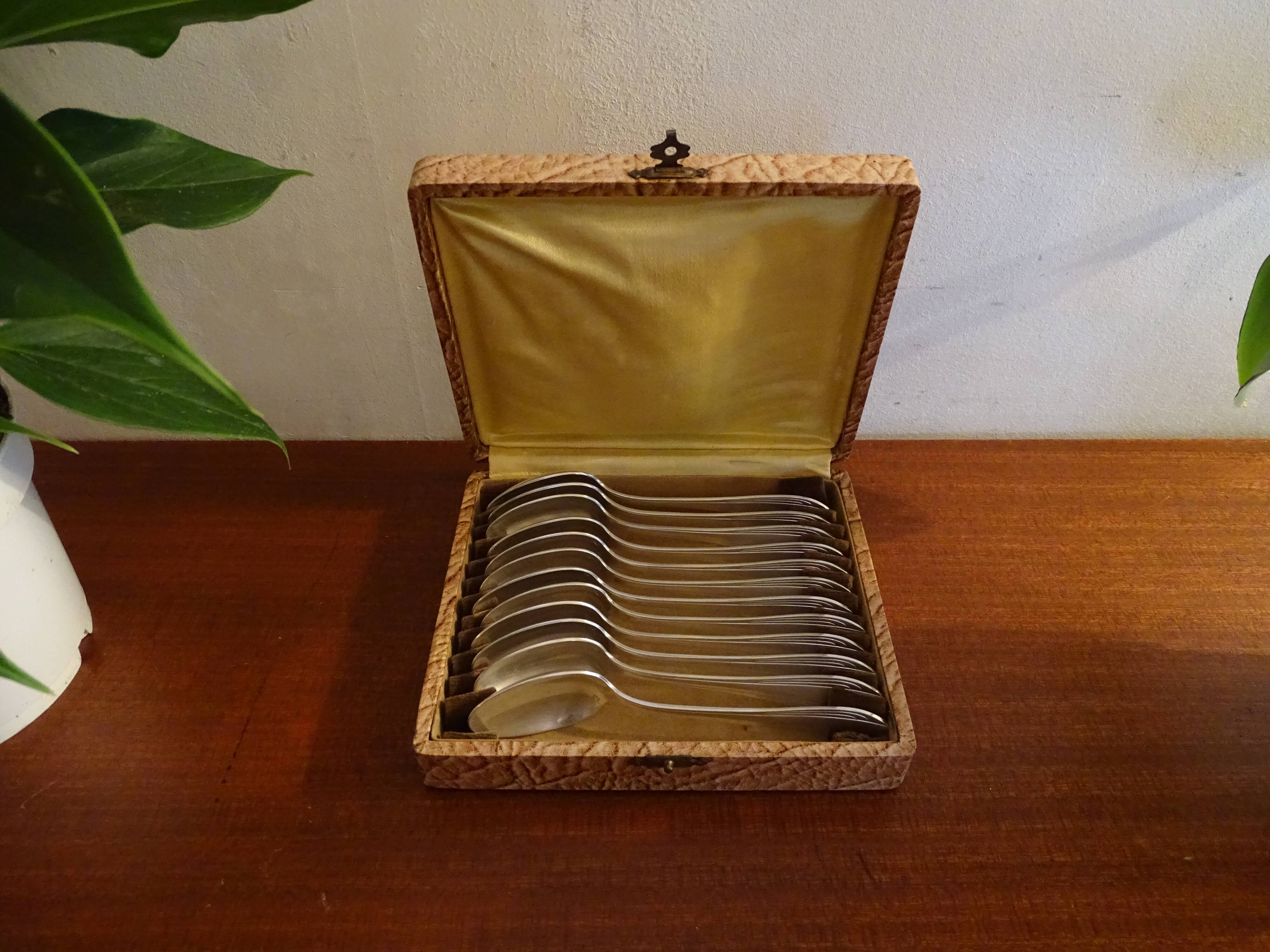 12 Art Deco dessert spoons hallmarked in silver metal - In case - 1920