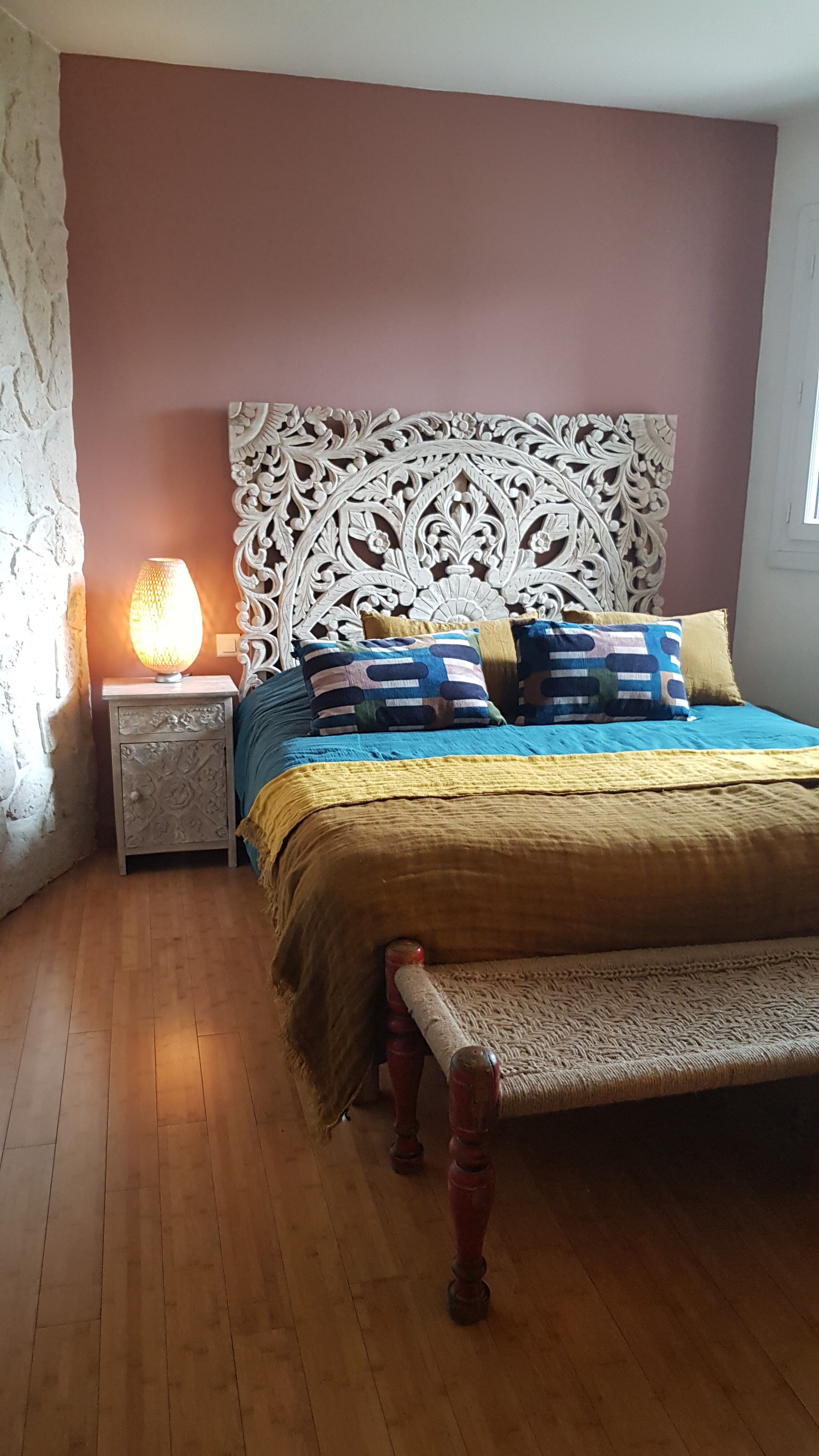 Chiseled mango tree bedside