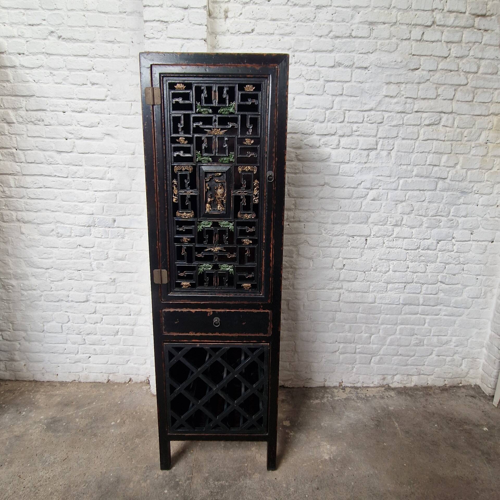 Cabinet chinois vintage noir patiné – porte sculptée ajourée – esprit