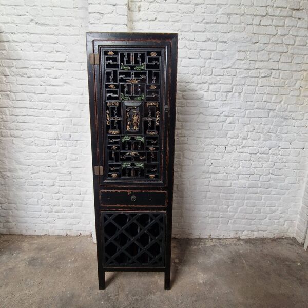 Cabinet chinois vintage noir patiné – porte sculptée ajourée – esprit