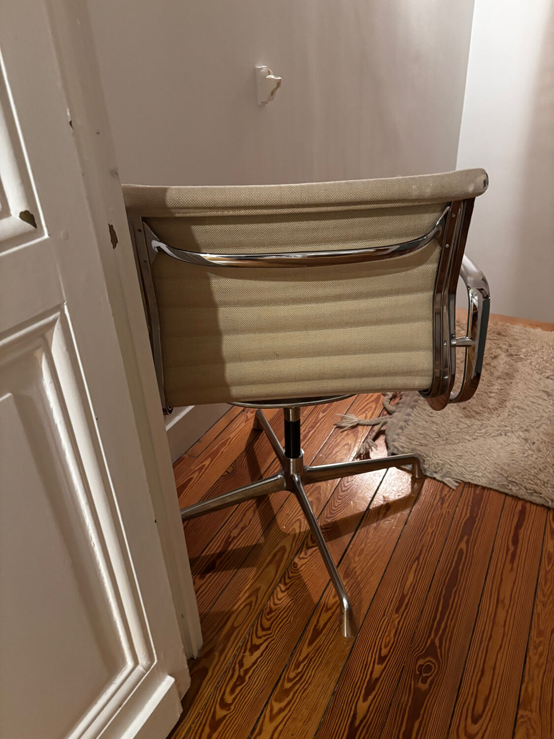 Swivelling chair by Charles and Ray Eames