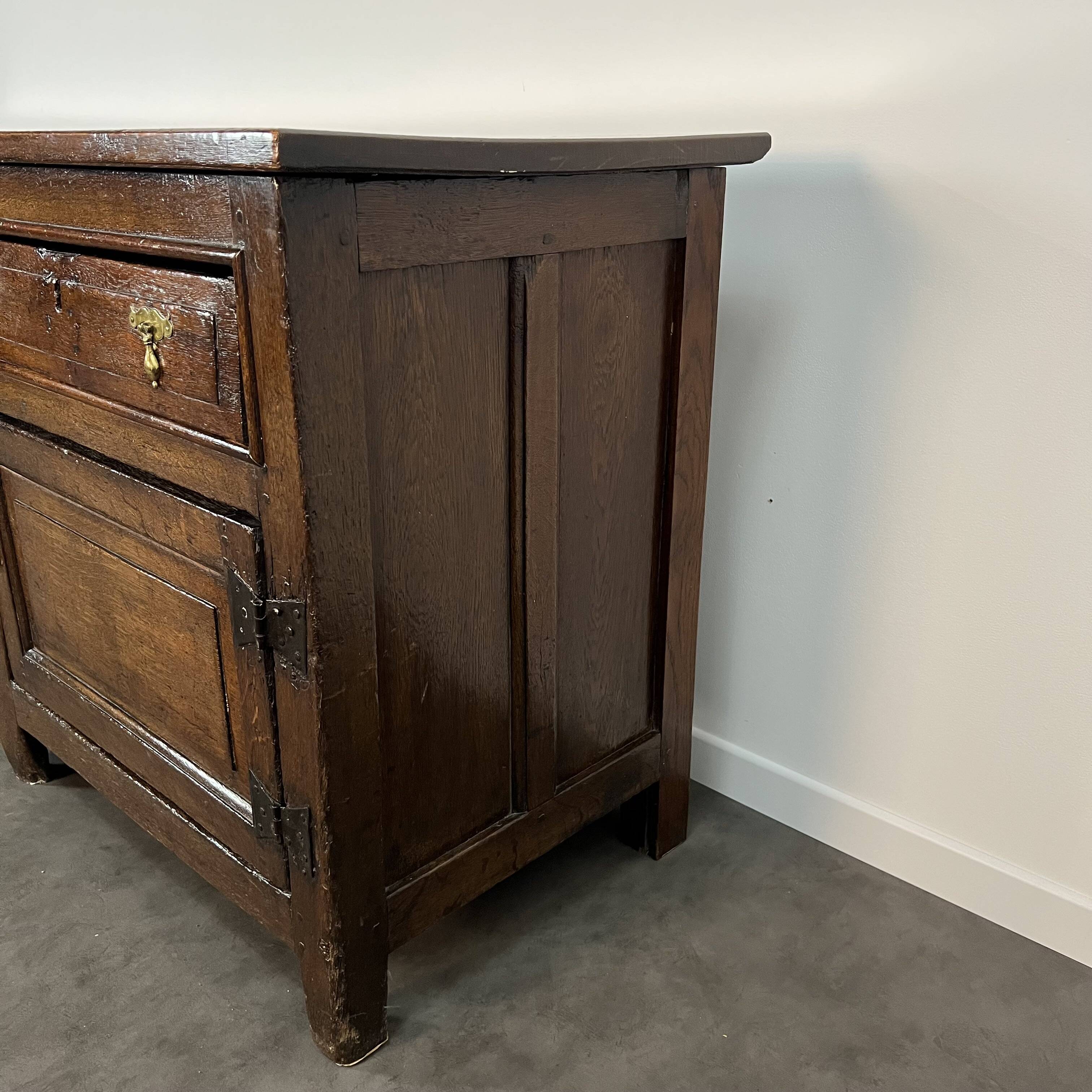 Large English sideboard, dresser, solid oak buffet George II 18th century.