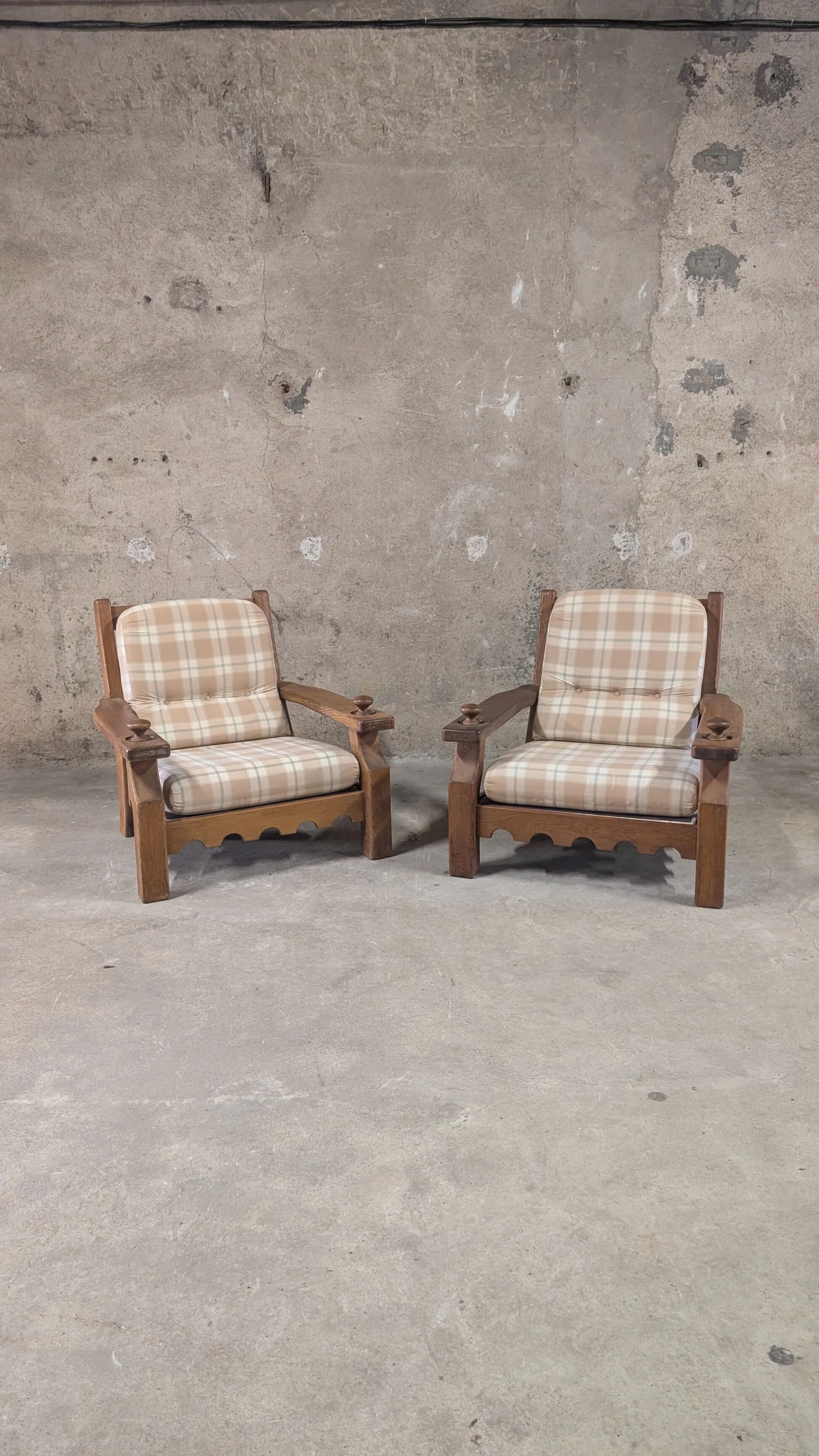 Vintage solid wood living room with plaid cushions