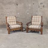 Salon vintage en bois massif avec coussins à carreaux