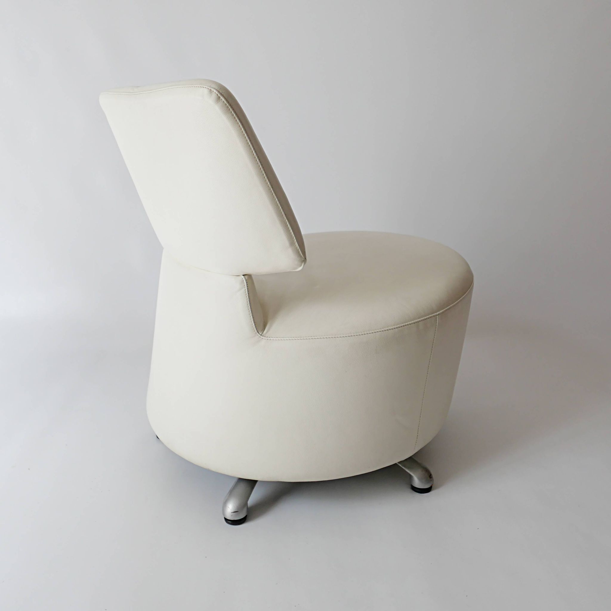 Canta and Aki swivel chairs in leather by Toshiyuki Kita for Cassina