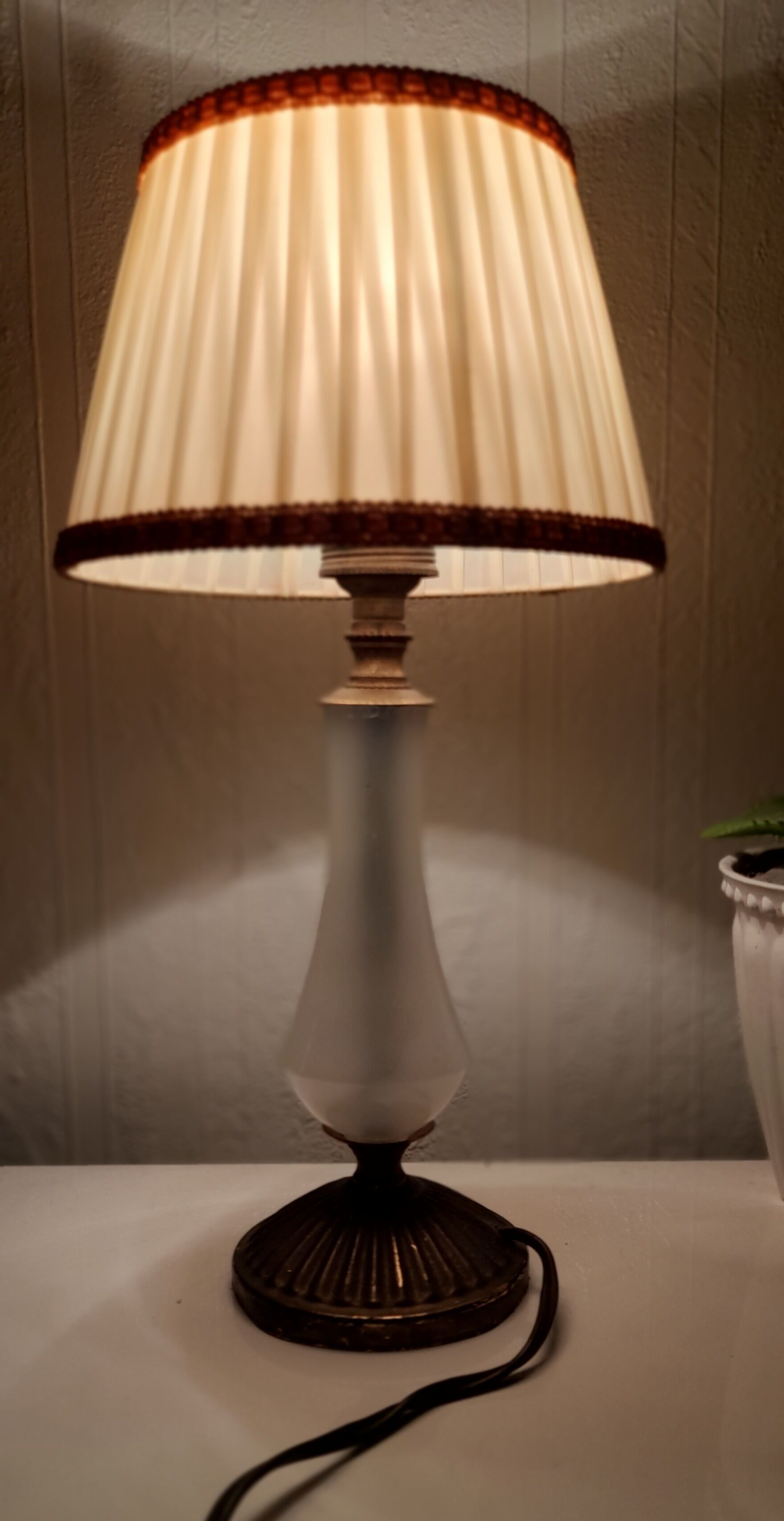 Old small lamp to put foot opaque glass, golden metal base