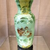 Vase en opaline verte à decor d'angelots motifs peints et emailles