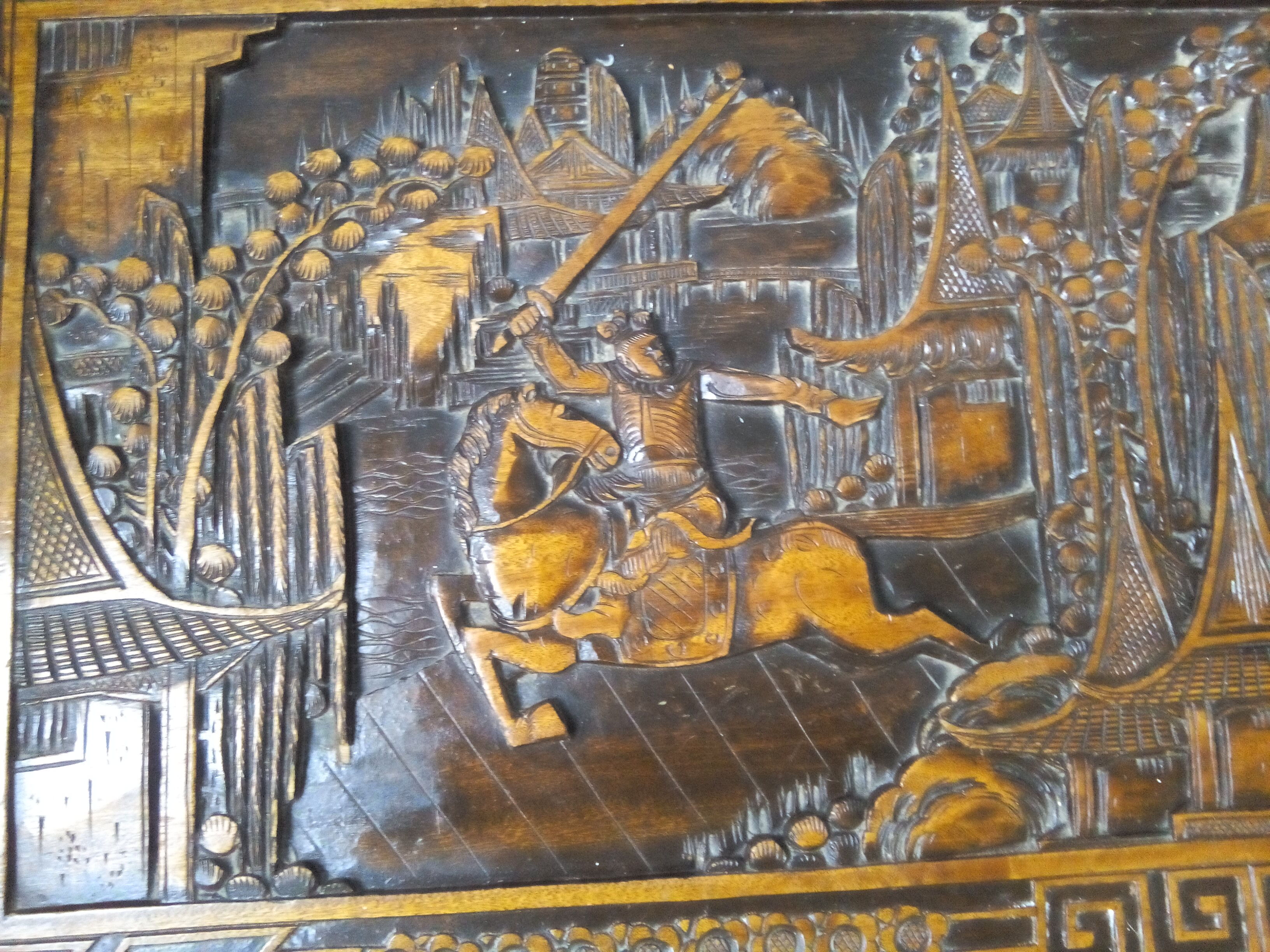 Coffre Indochinois en camphrier sculpté