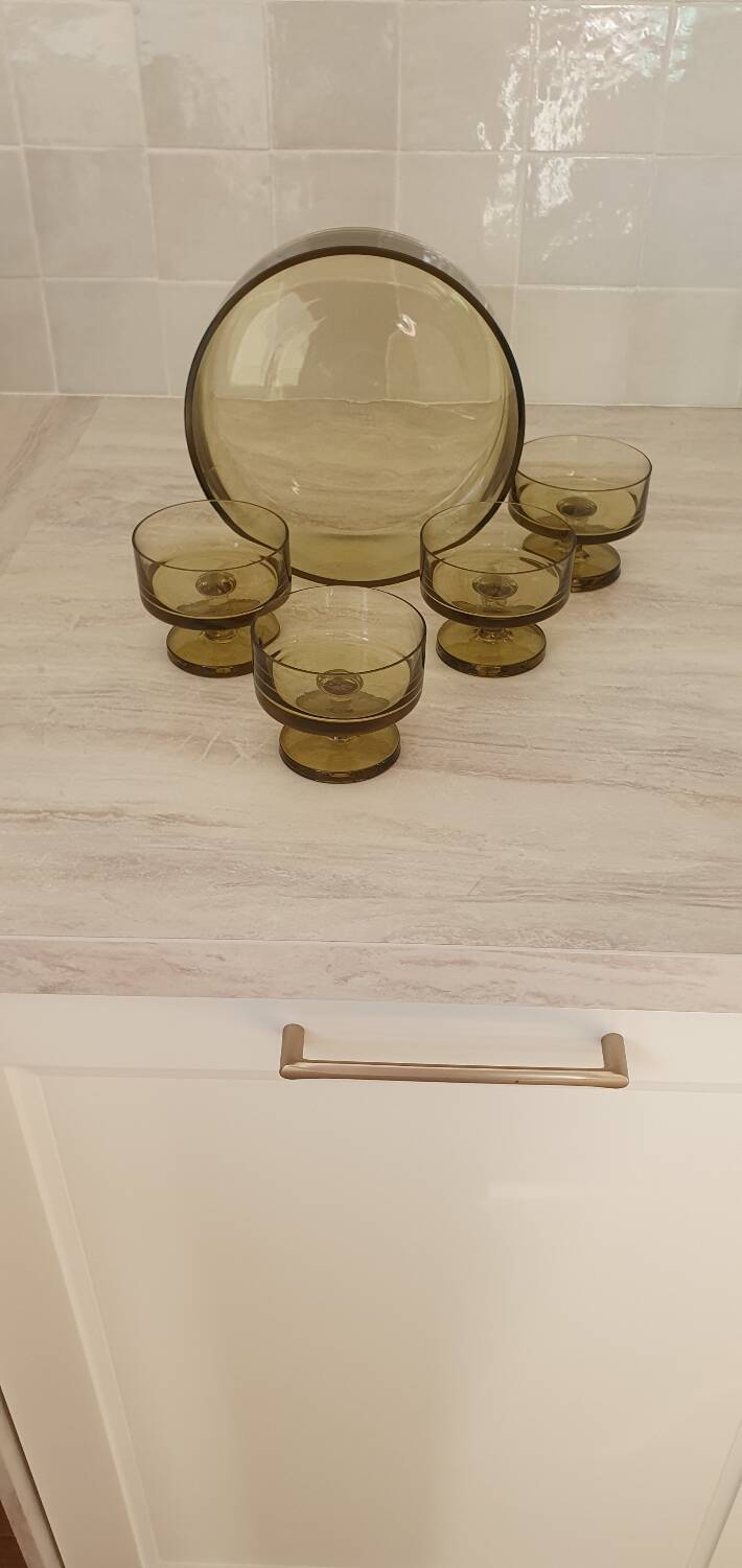 Salad bowl and its 4 fruit bowls in green glass