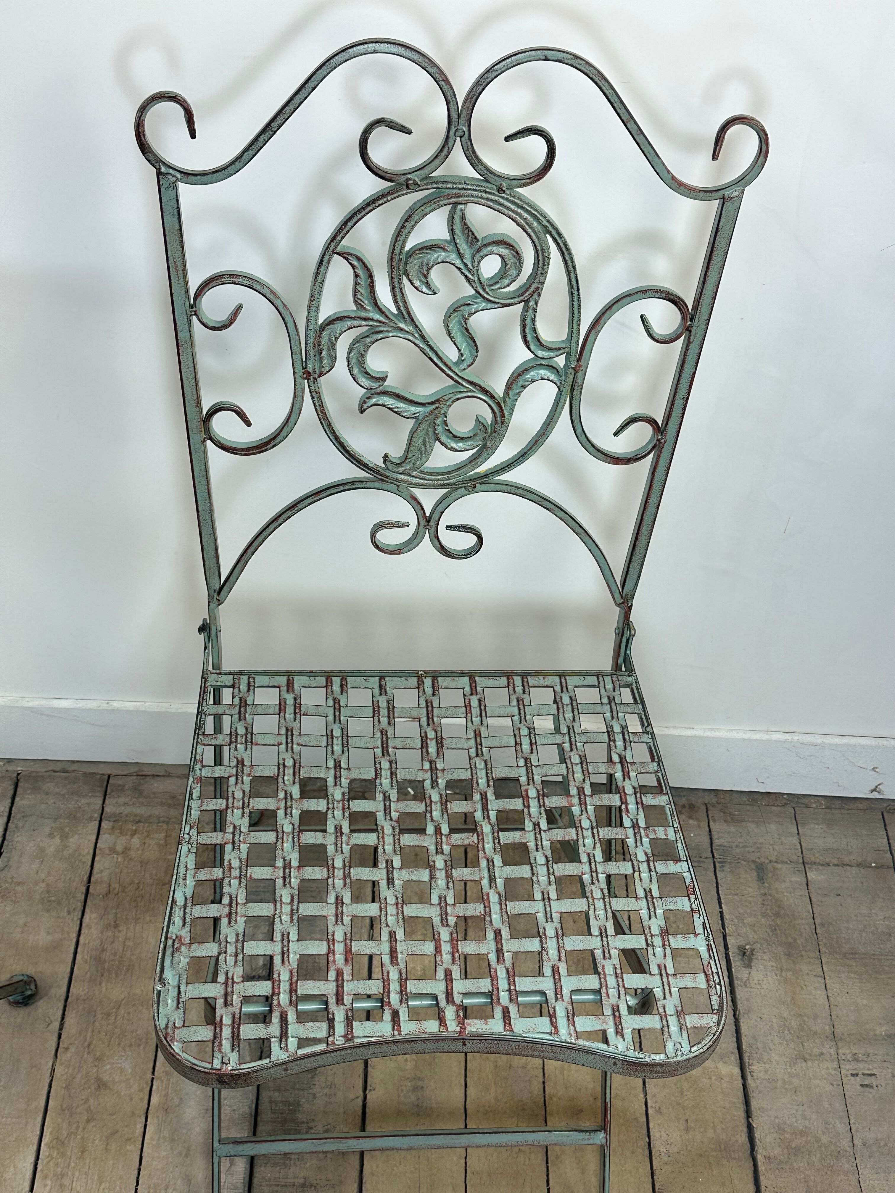 Patinated green folding wrought iron garden set with 1 table + 2 chairs.
