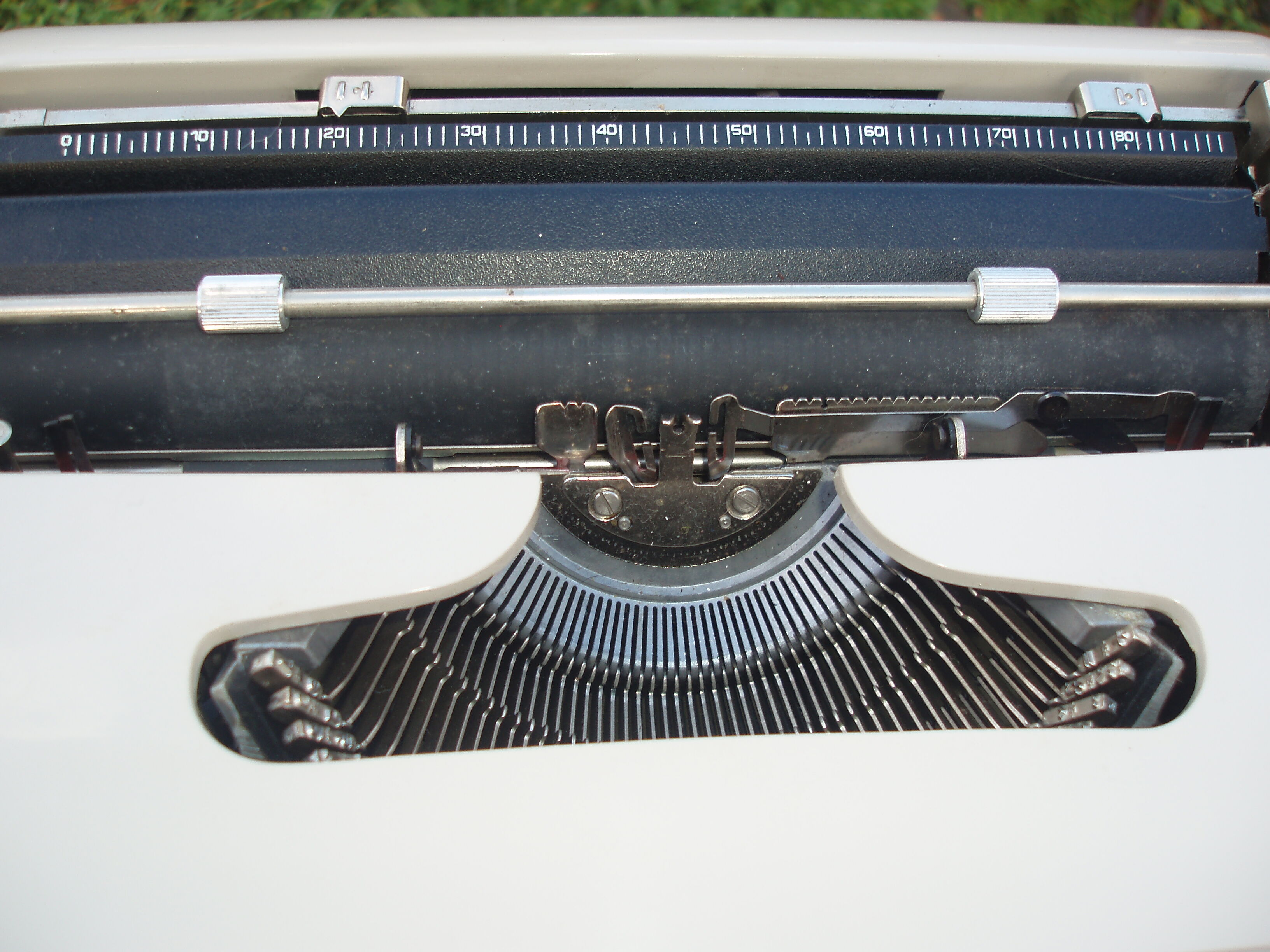 Machine a écrire révisée Scheidegger Président avec sa valise