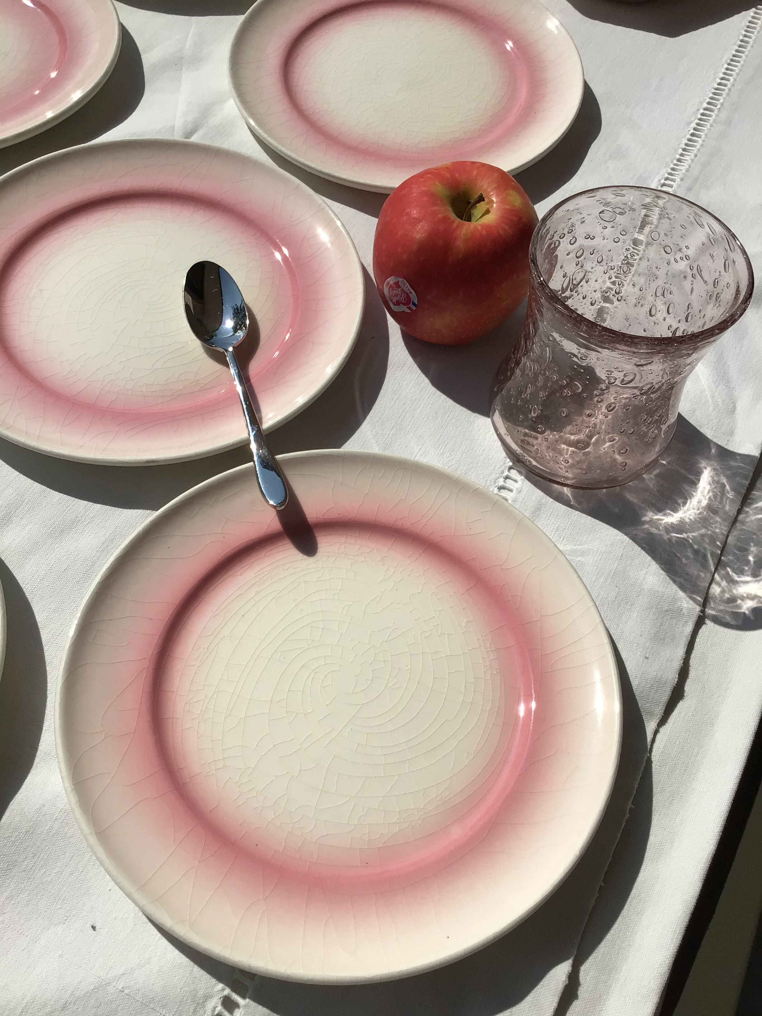 7 assiettes à dessert craquelées rose dégradé