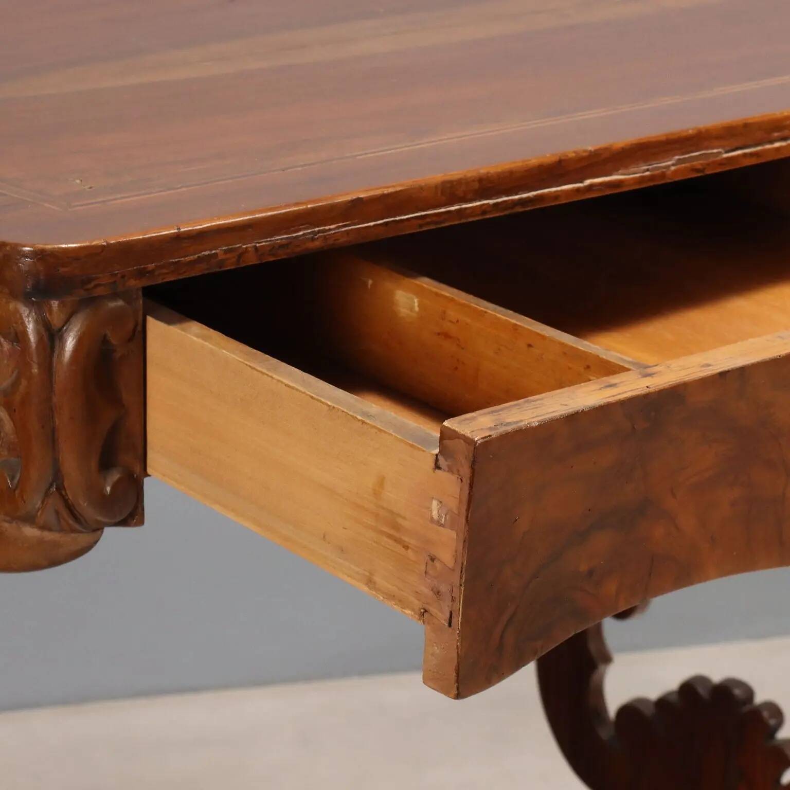 Antique Louis-Philippe writing desk in walnut, Italy, 19th century.