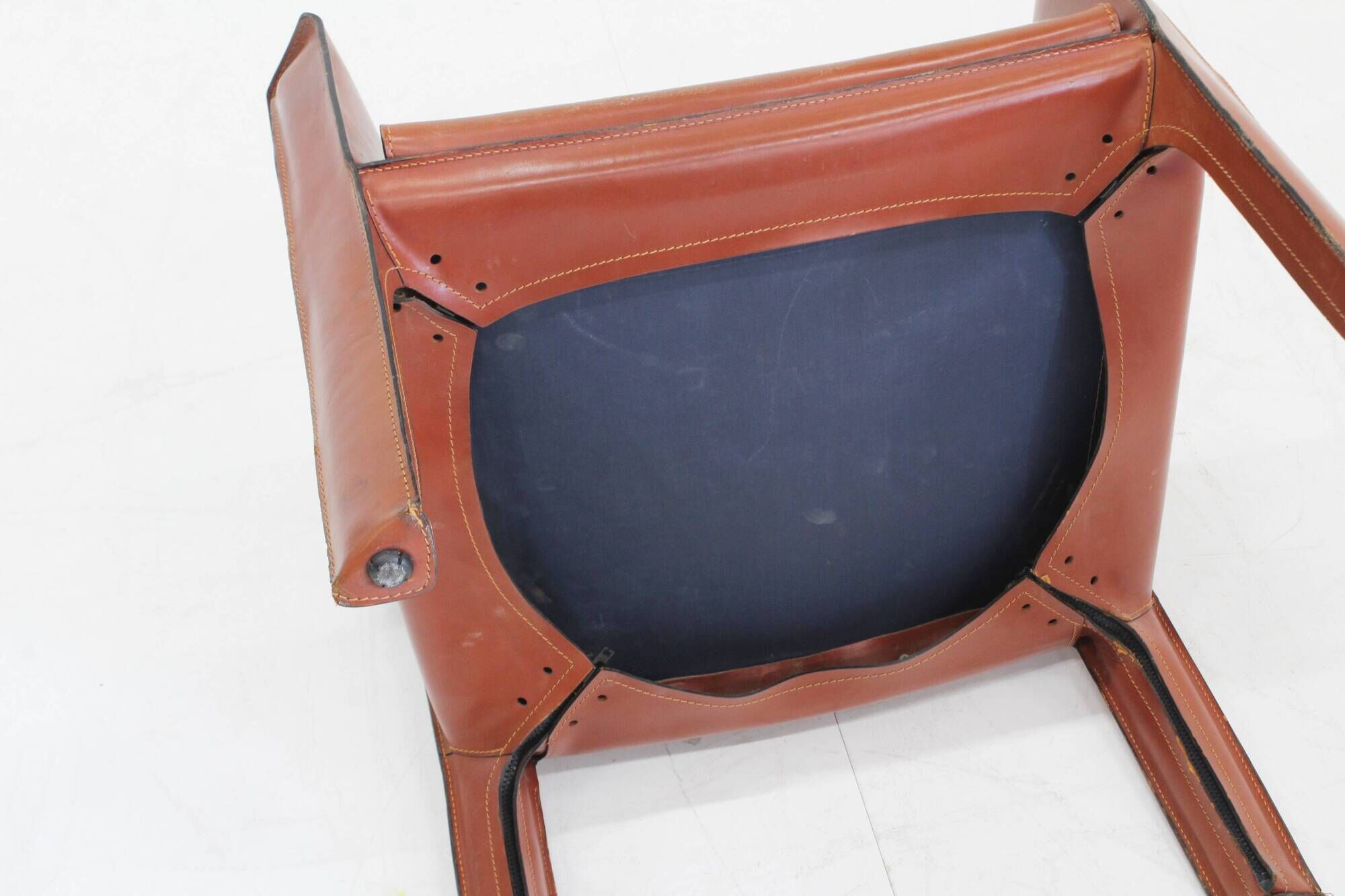 Fauteuil Cassina Cab 414 de Mario Bellini en cuir bordeaux Ital