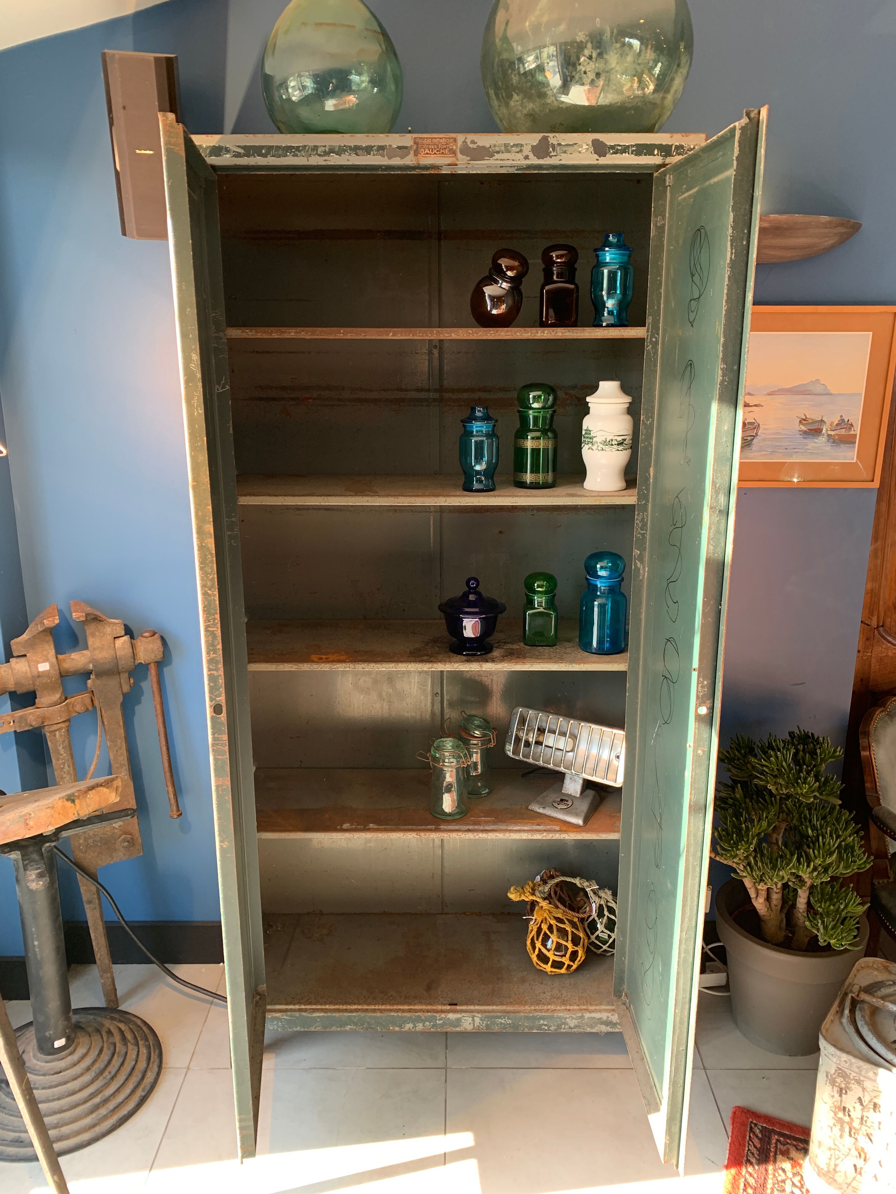 Bauche metal cabinet