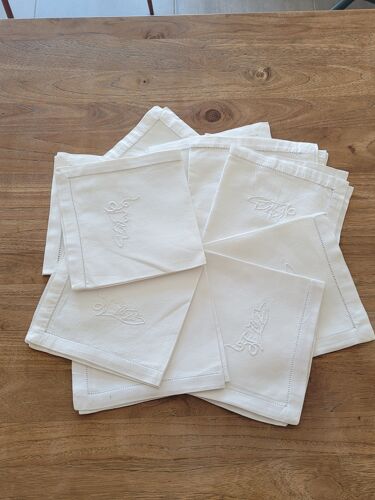 11 serviettes blanches brodées