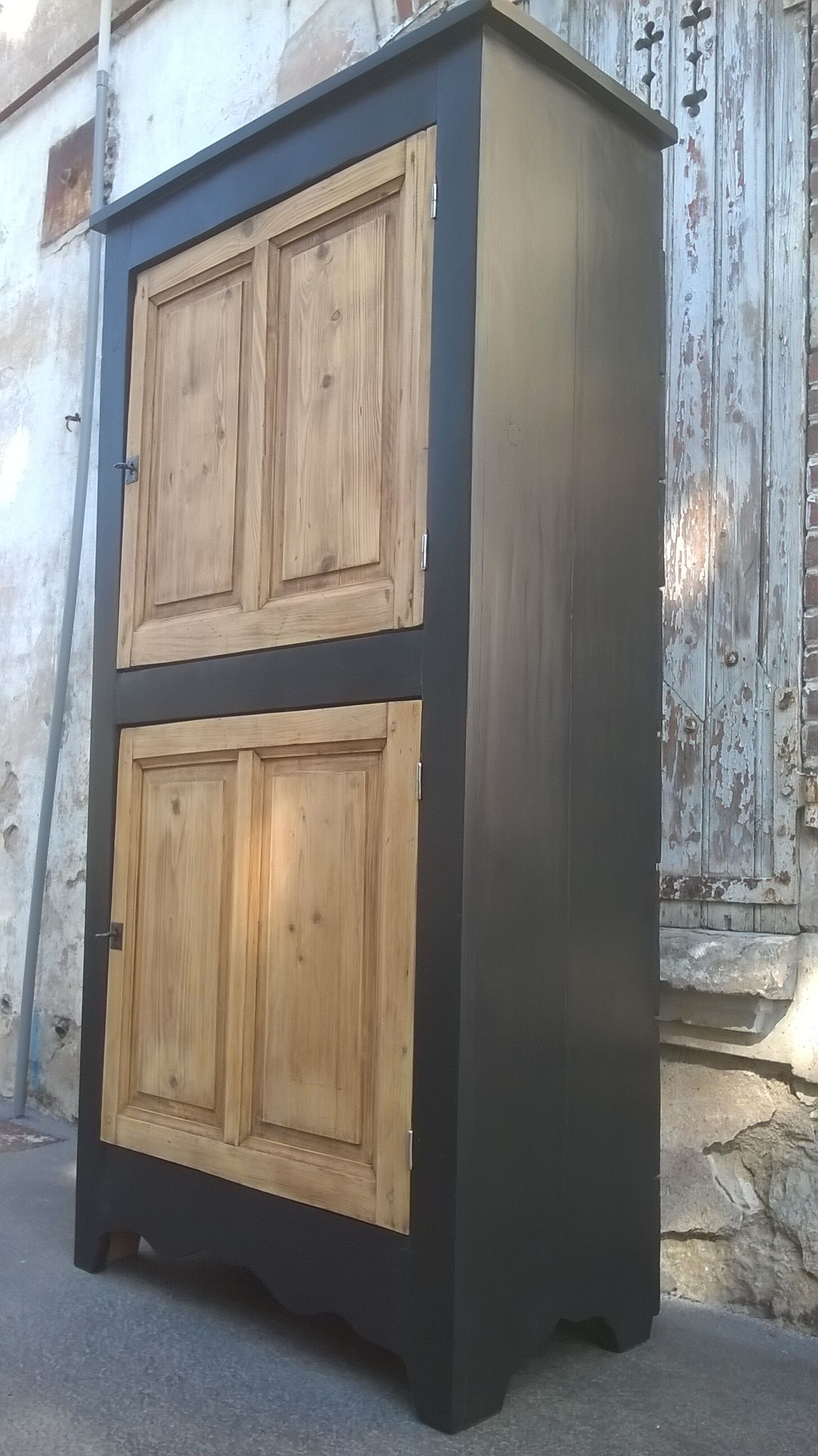 Cabinet patina black and green