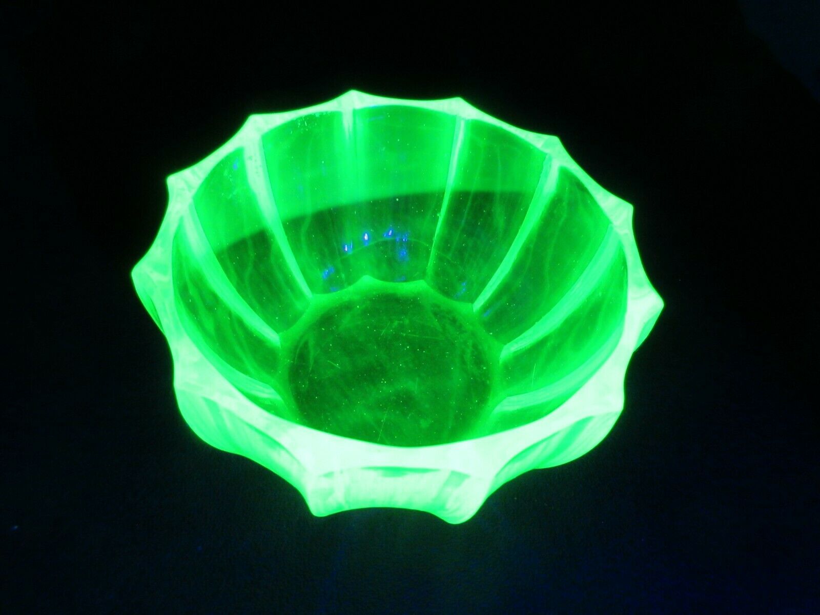 Bol en cristal jaune ouraline, à godrons, testé UV, oxyde d'uranium