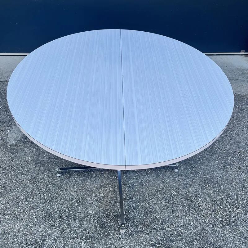 Formica round table