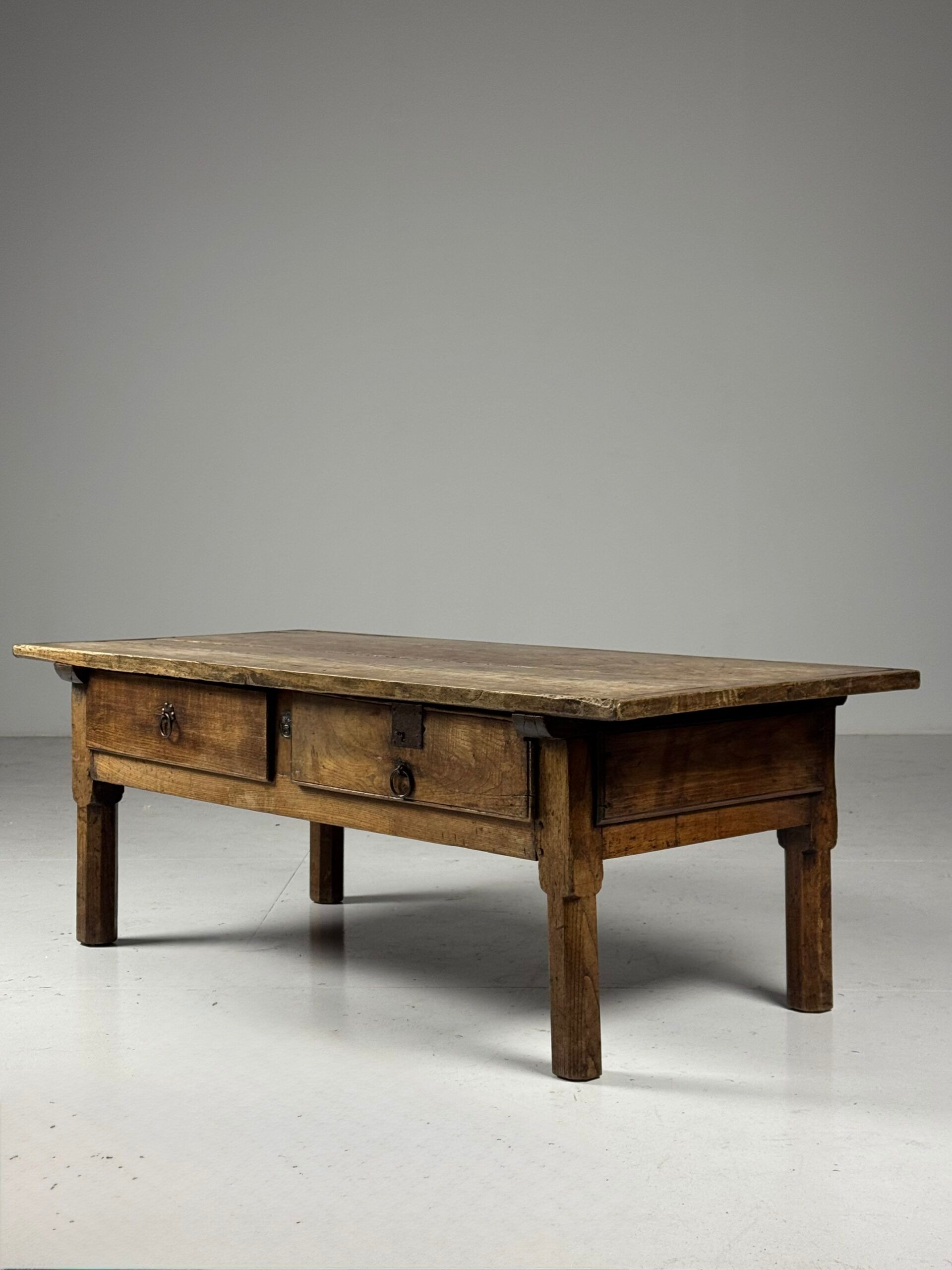 Table basse espagnole du XVIIIe siècle