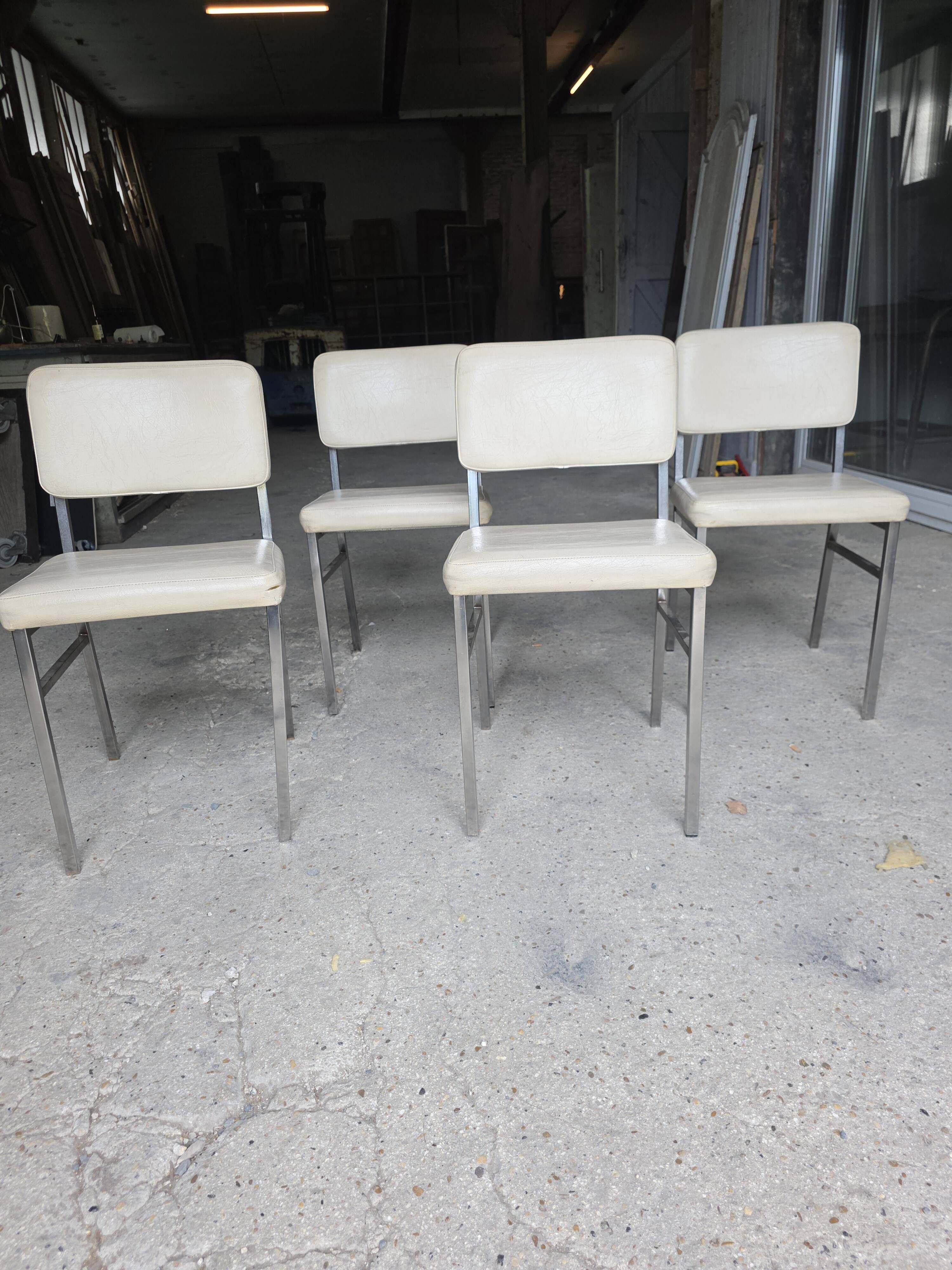 4 chrome metal chairs with faux leather from the 1970s.