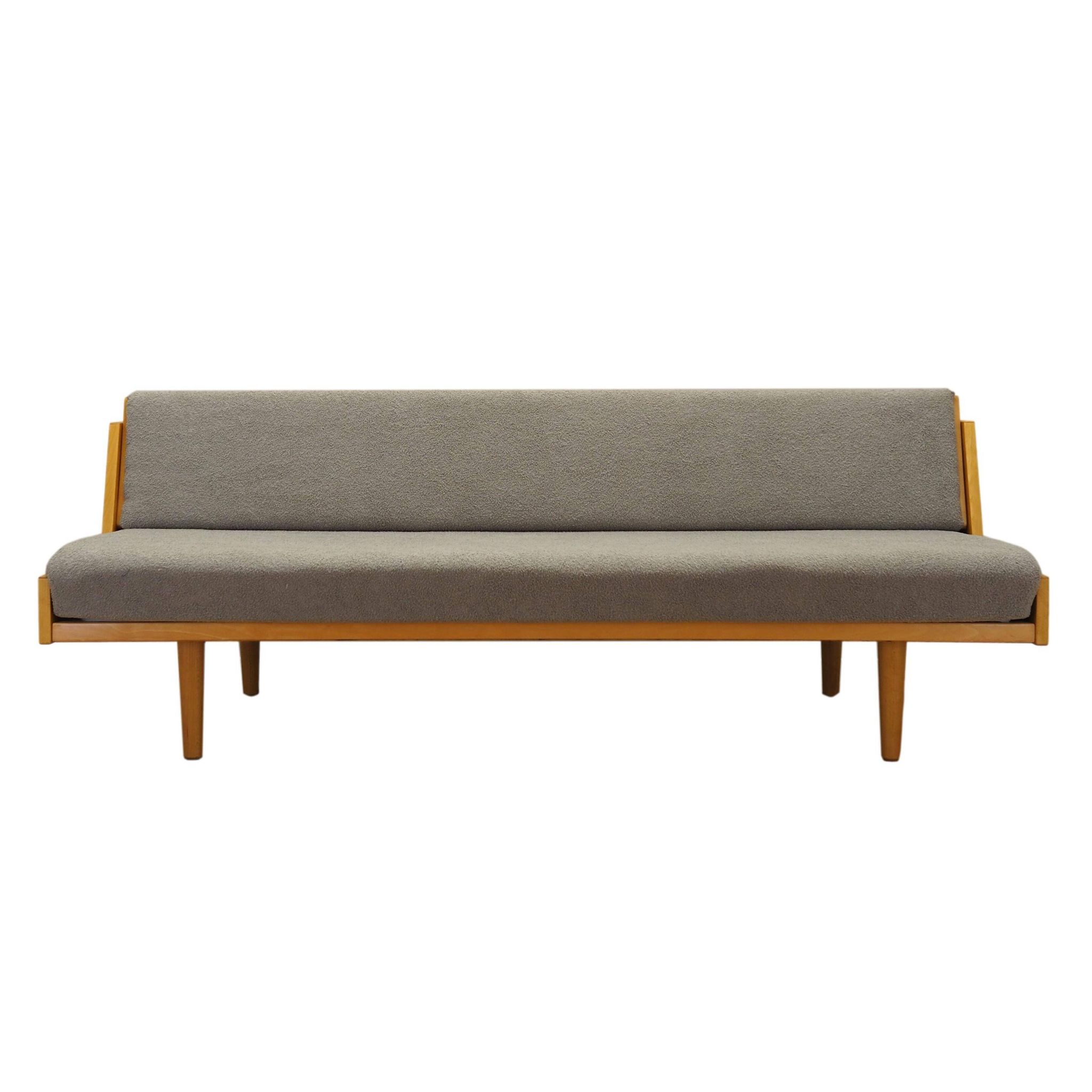 Canapé en hêtre, design danois, années 1960, designer : Hans. J. Wegner, manufacture : Getama