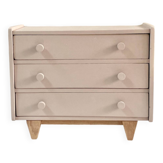 Doll dresser