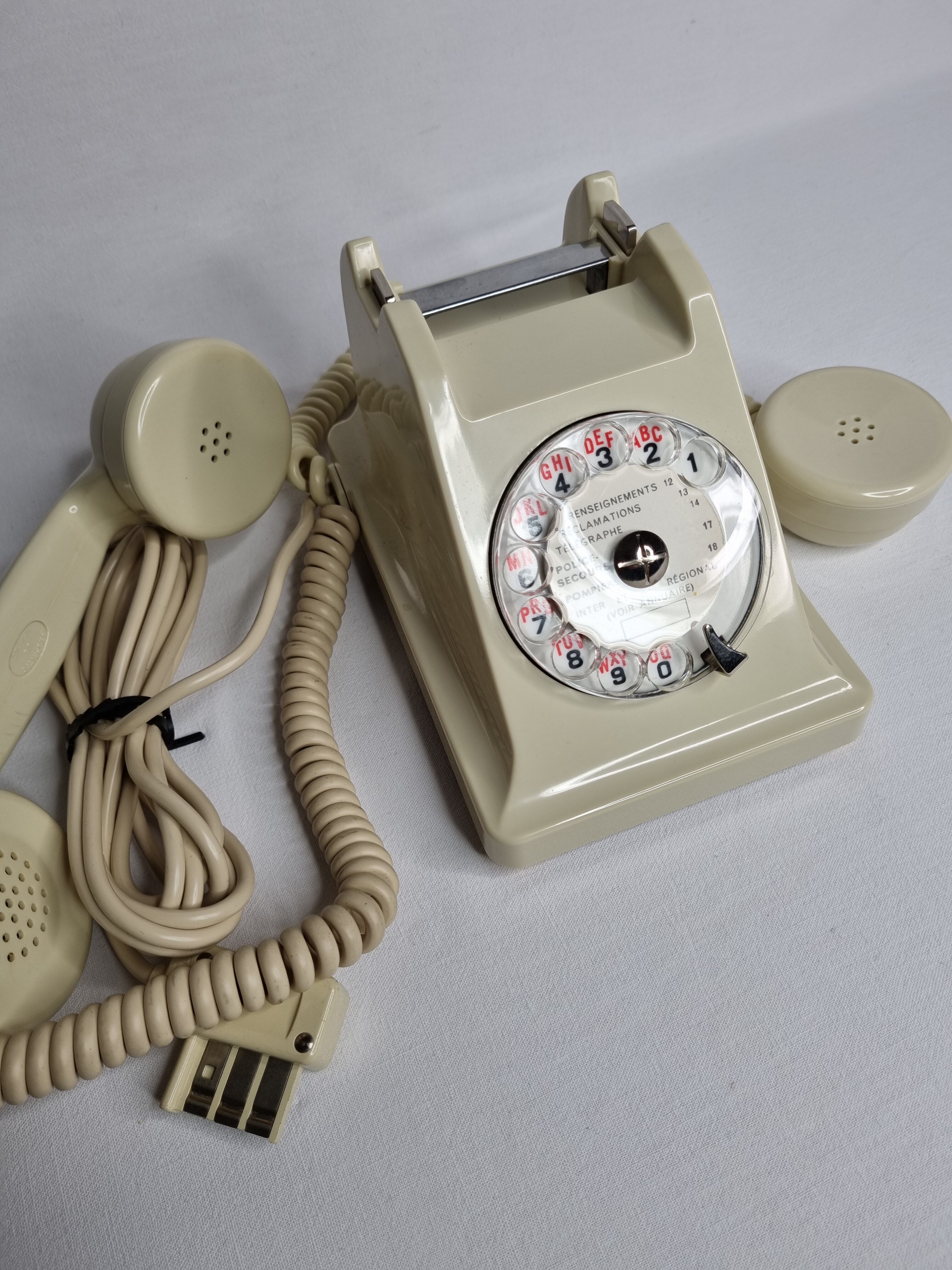 Vintage phone "PTT" in Bakelite, white, from the 60s