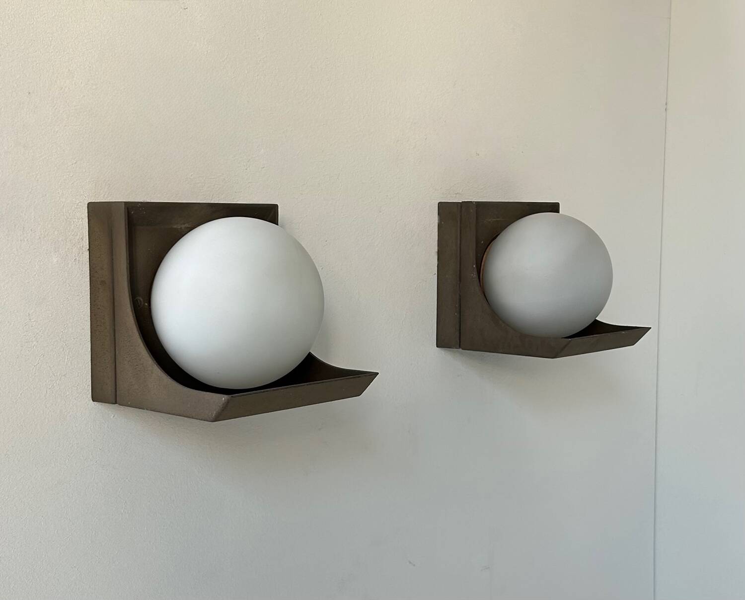 Pair of vintage wall lights, RAAK W1804, brown Bakelite and opaline, Netherlands