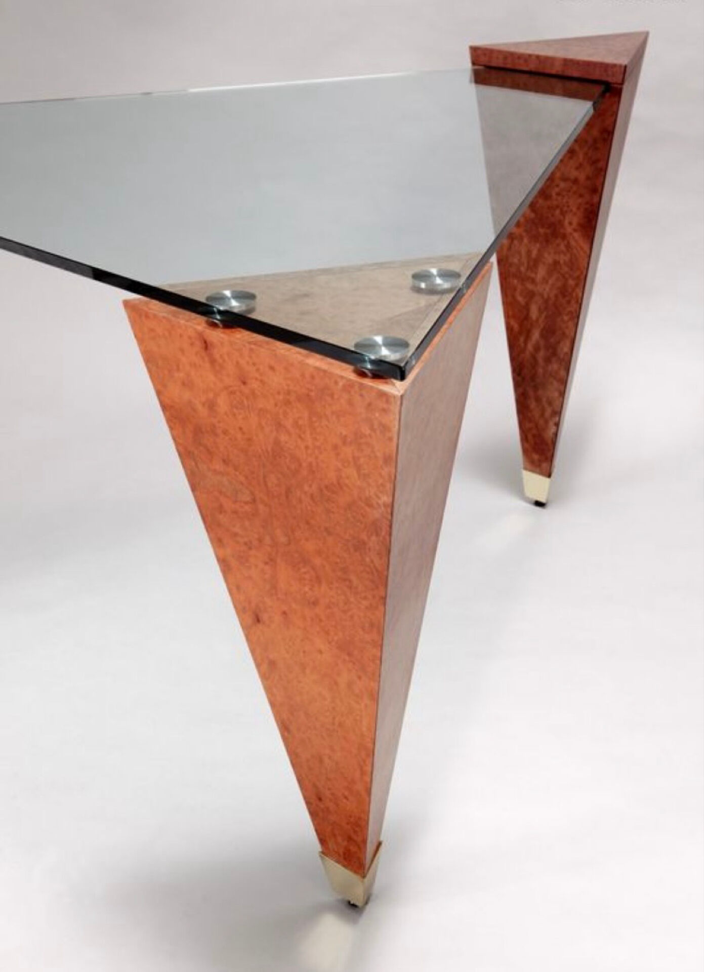 Bureau triangulaire sculptural – Pièce unique en loupes précieuses