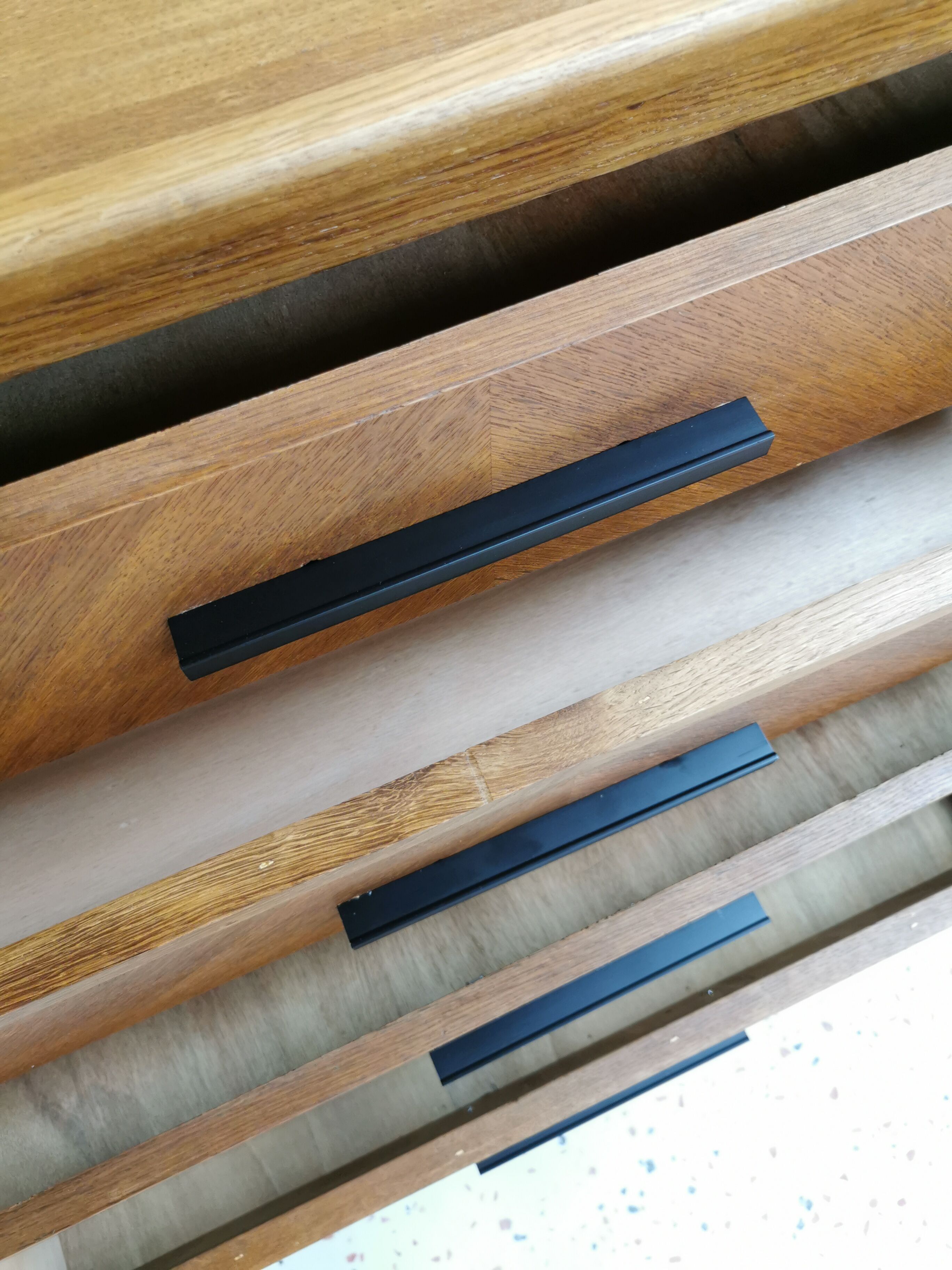 Oak chest of drawers
