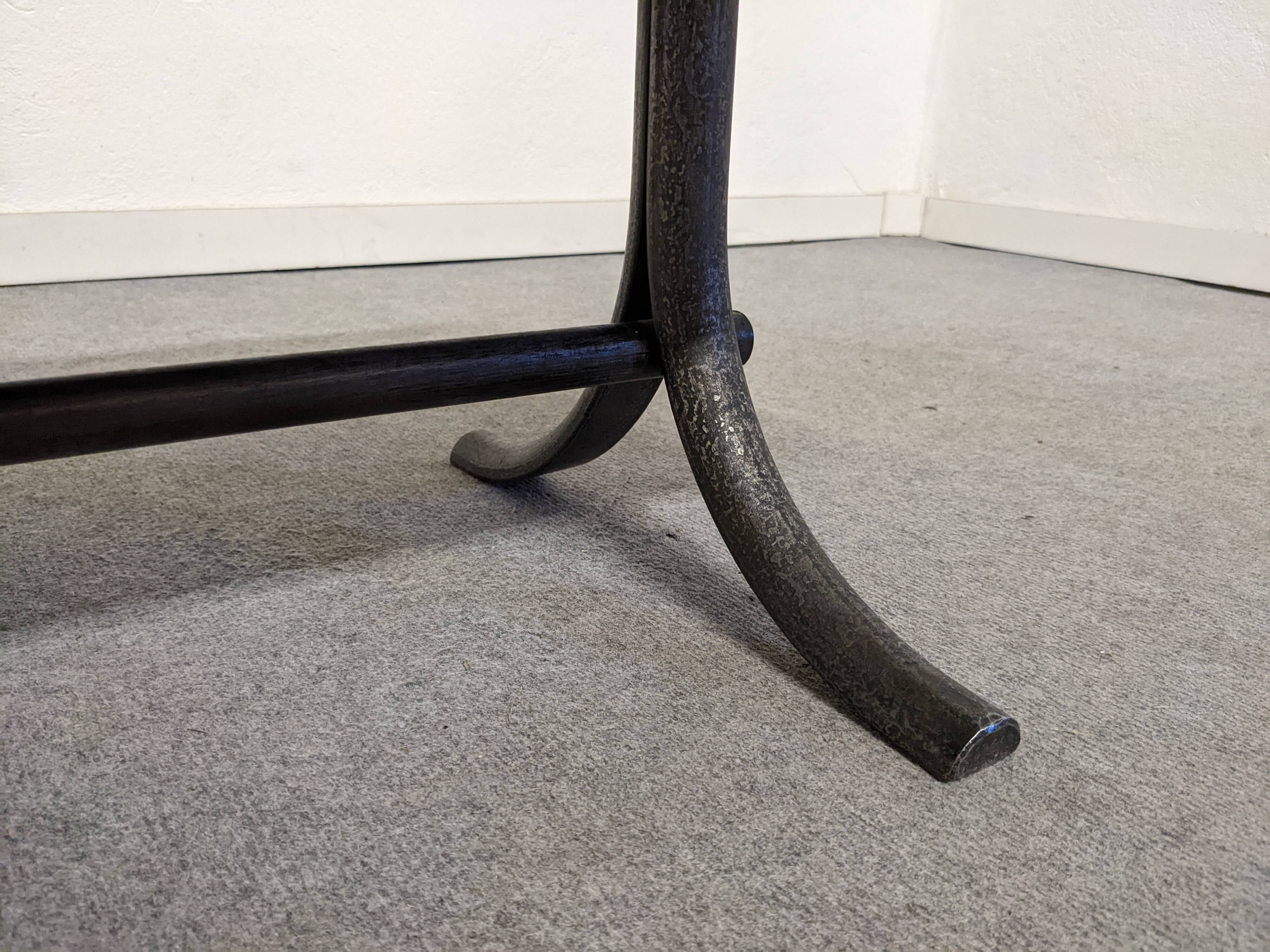 Table basse brutaliste en pierre naturelle et fer forgé vers 1960