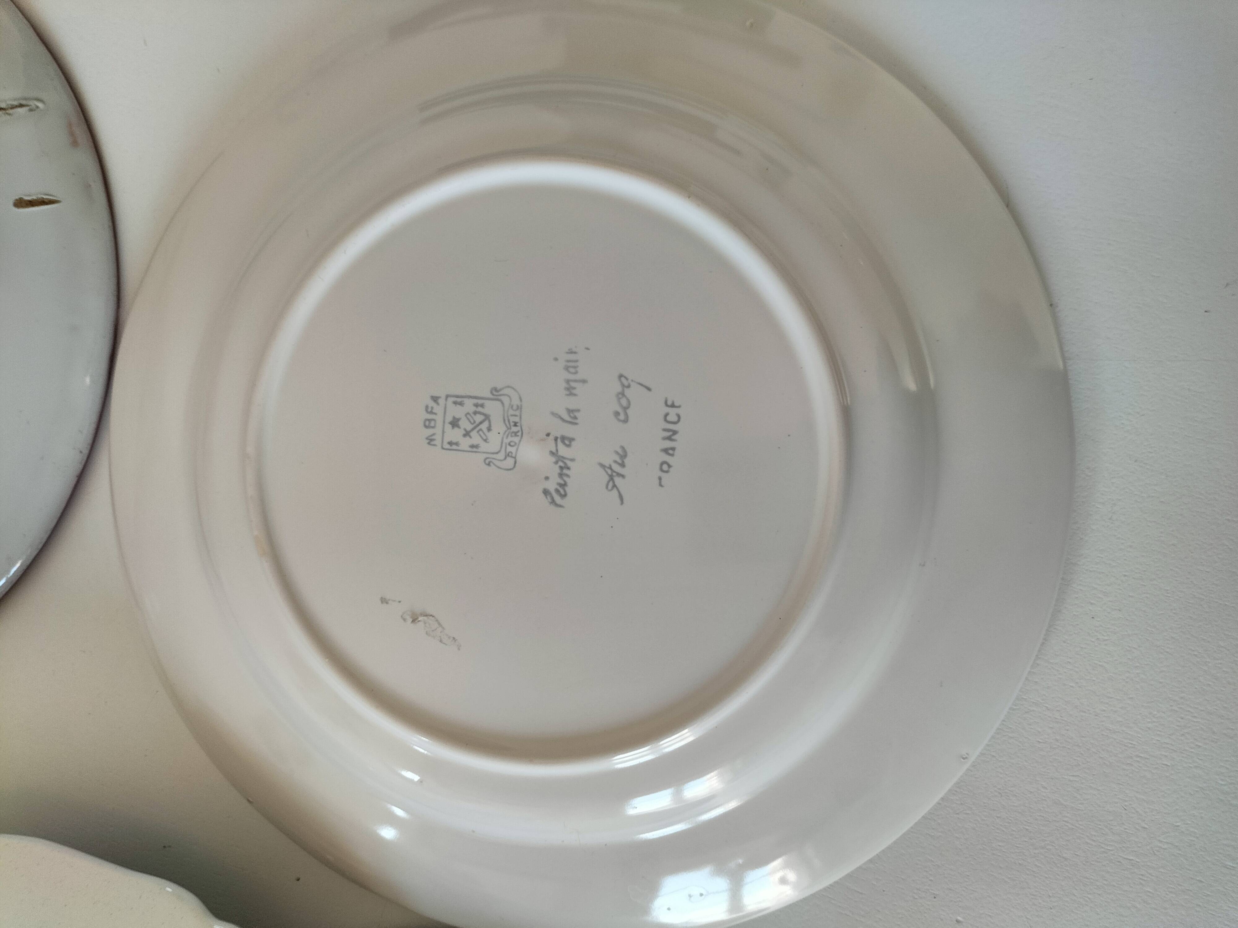 Rooster plates & baskets, earthenware in the spirit of a French bistro.