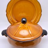 Soup tureen and its dish