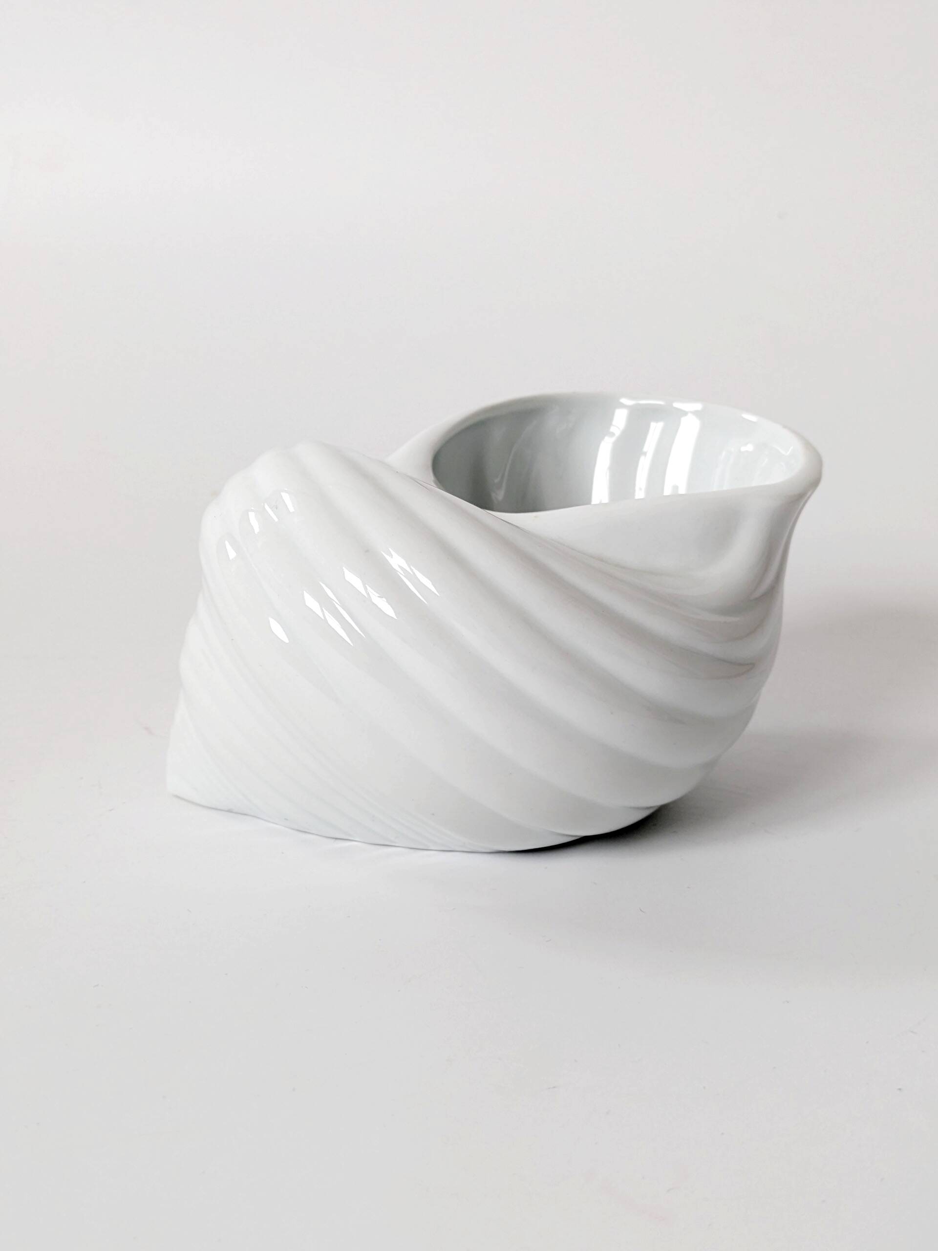 Shell-shaped porcelain catchall, Royal KPM Bavaria from the 1970s.