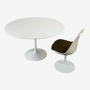 Round Tulip Dining Table by Eero Saarinen for Knoll