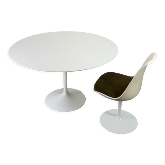 Round Tulip Dining Table by Eero Saarinen for Knoll