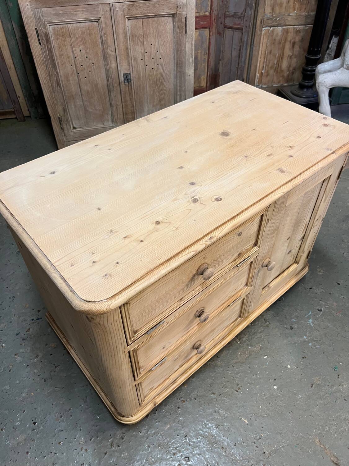 English style TV chest of drawers