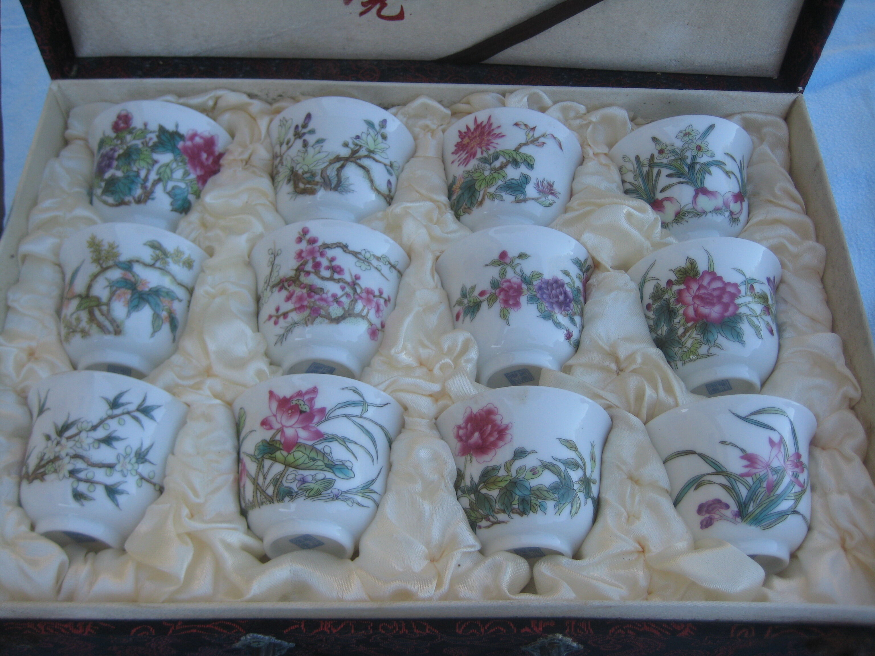 Old luxury chinese box, 12 porcelain bowls