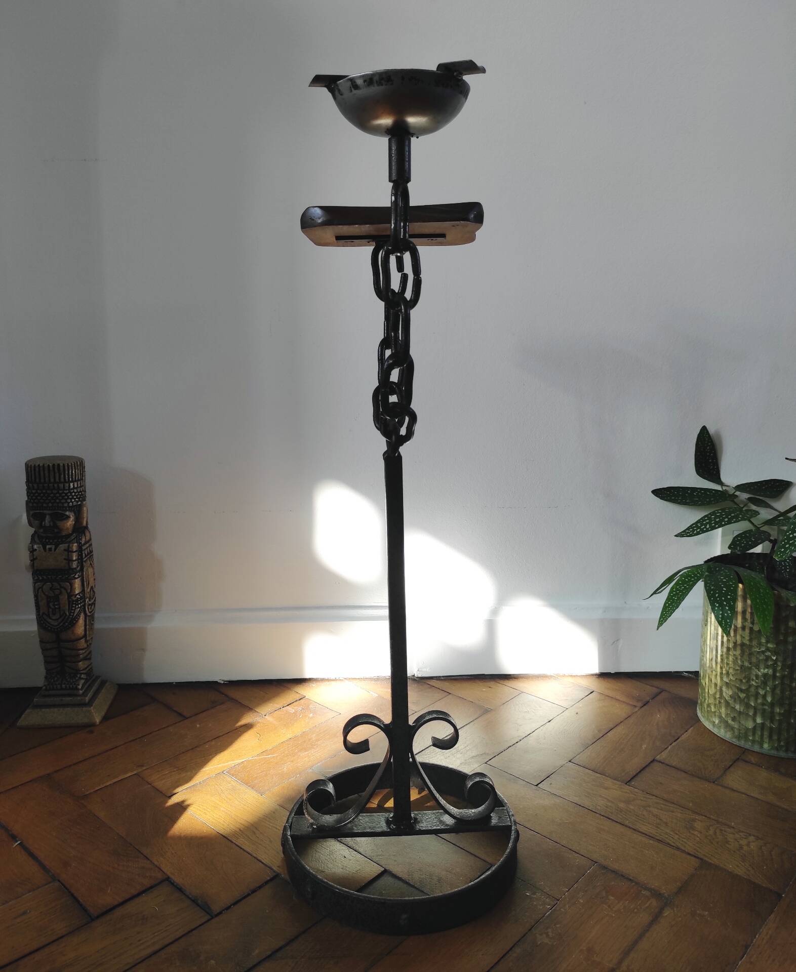 Meuble d'appoint, cendrier brutaliste en fer forgé et bois