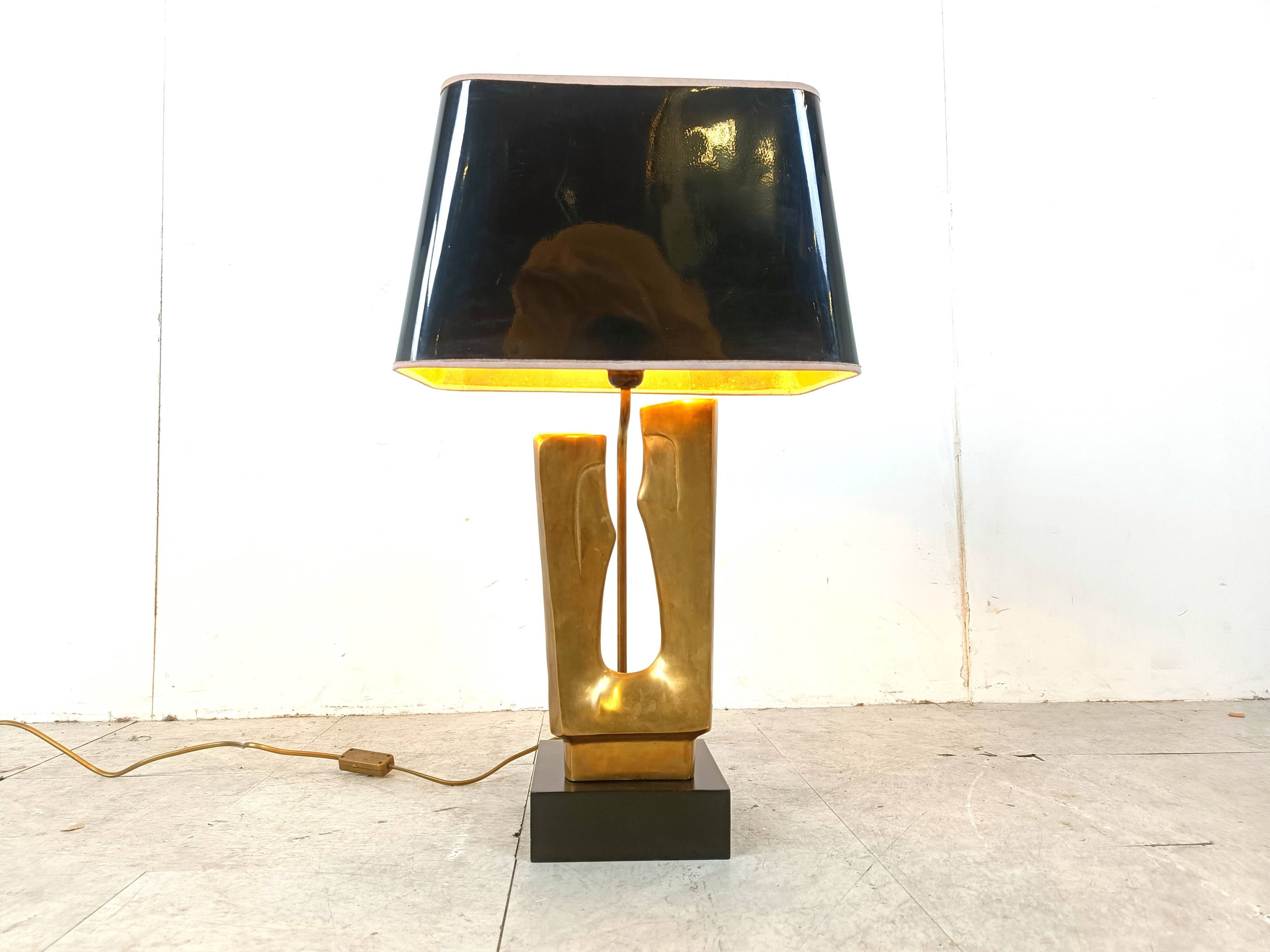 Lampe de table en laiton en forme de feuille des années 1970.