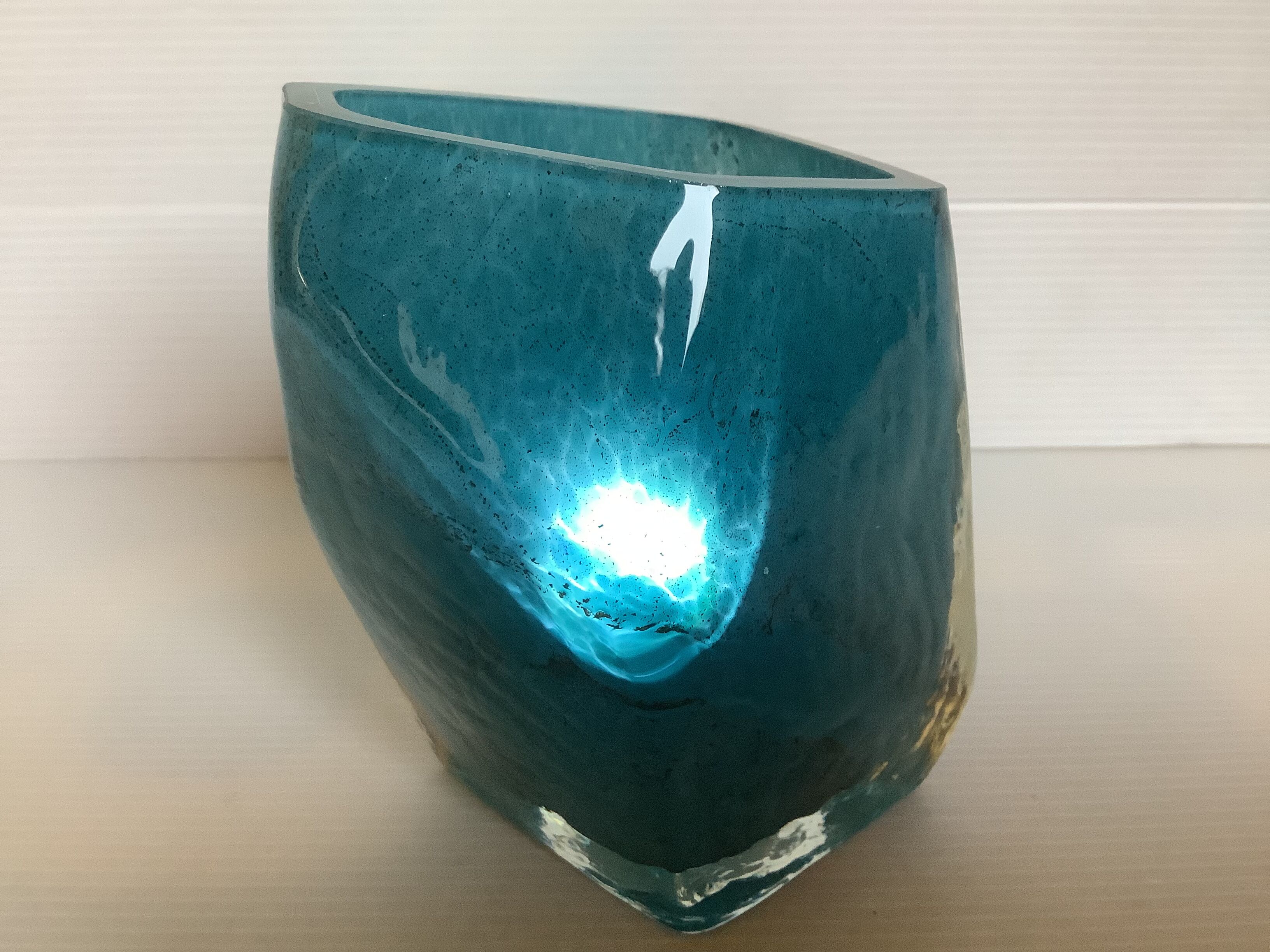Vase Pentagone bleu et doré pâte de verre
