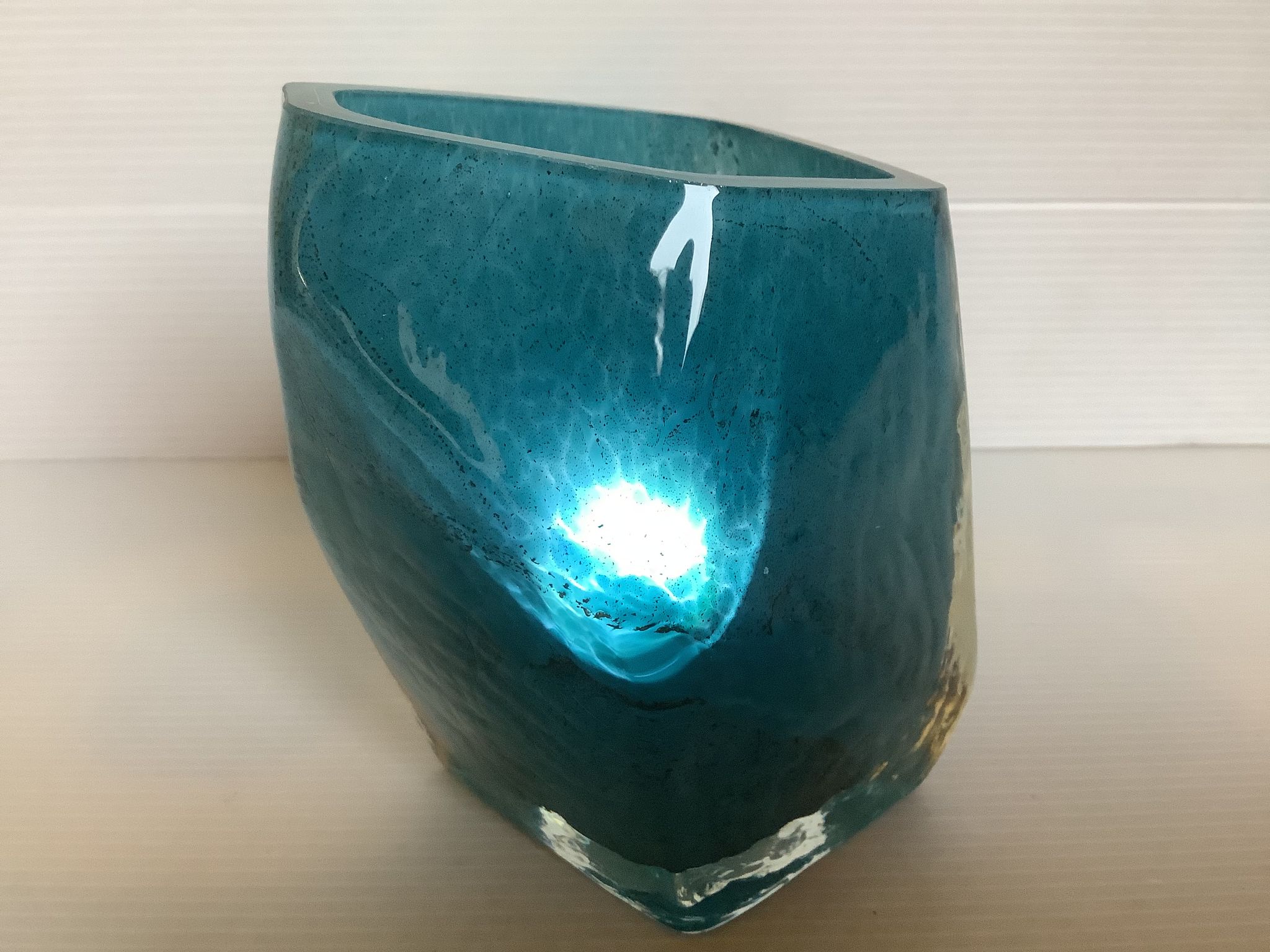 Vase Pentagone bleu et doré pâte de verre
