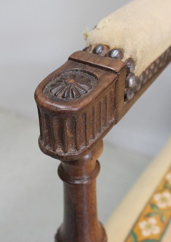 Fauteuil en noyer, style Louis XVI, début XIXe