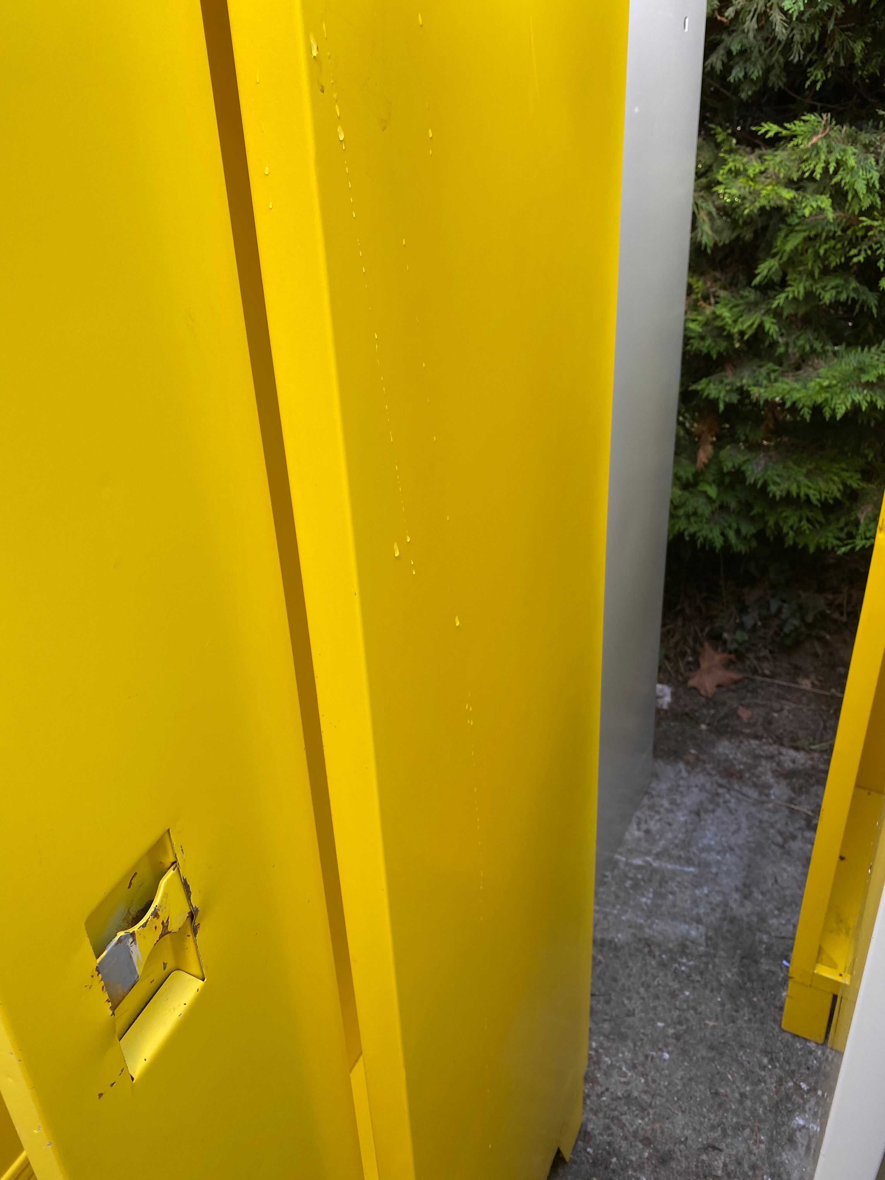 Metal dressing closet 4 lockers in one yellow block La Poste