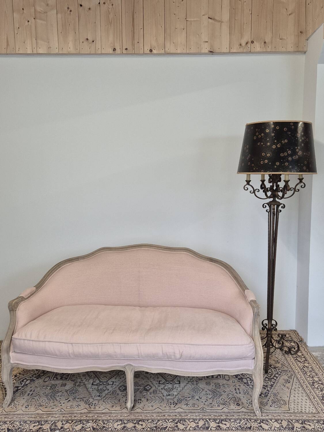 Louis XV style bench sofa in pink fabric and burlap