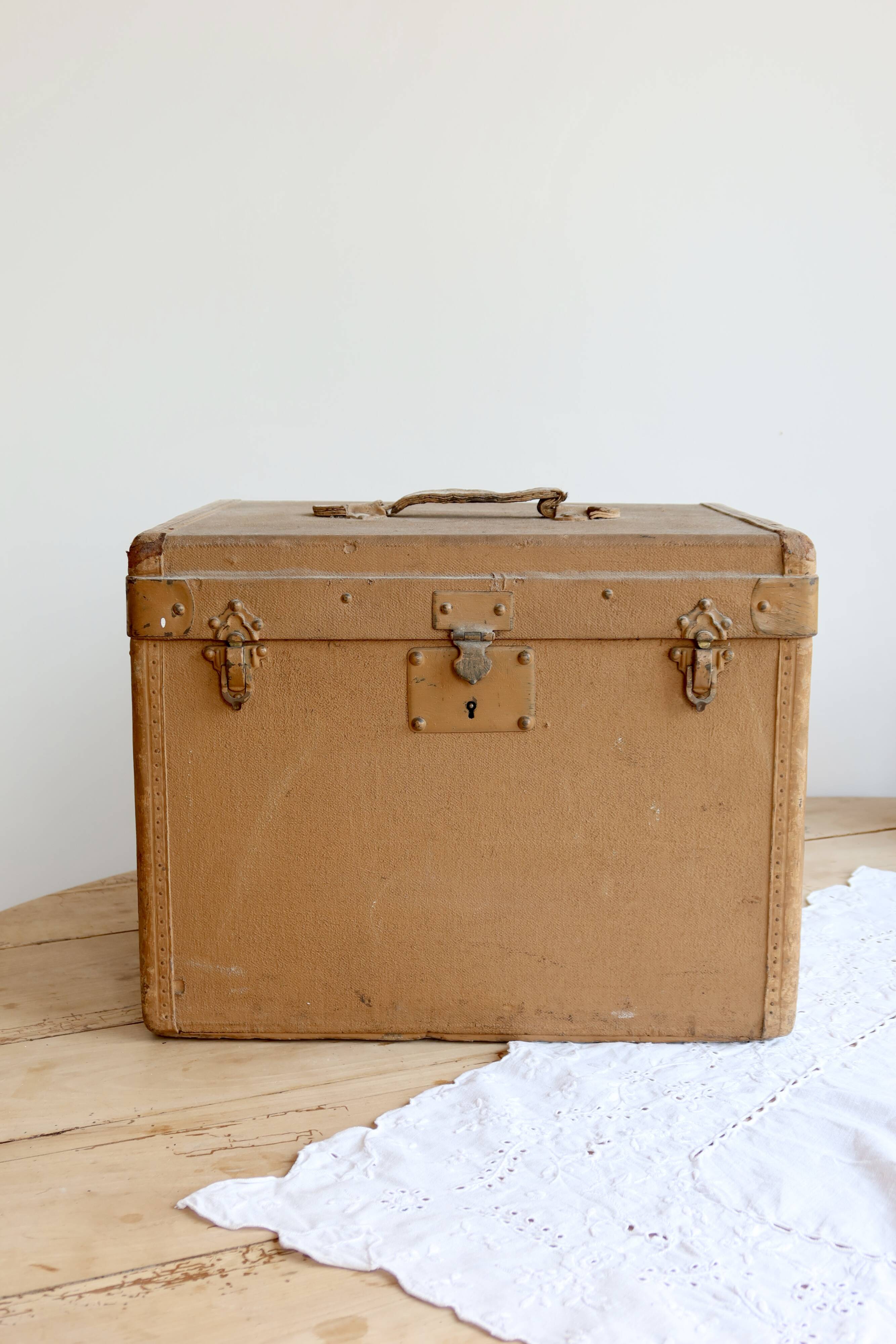 Vintage ochre trunk – Storage chest