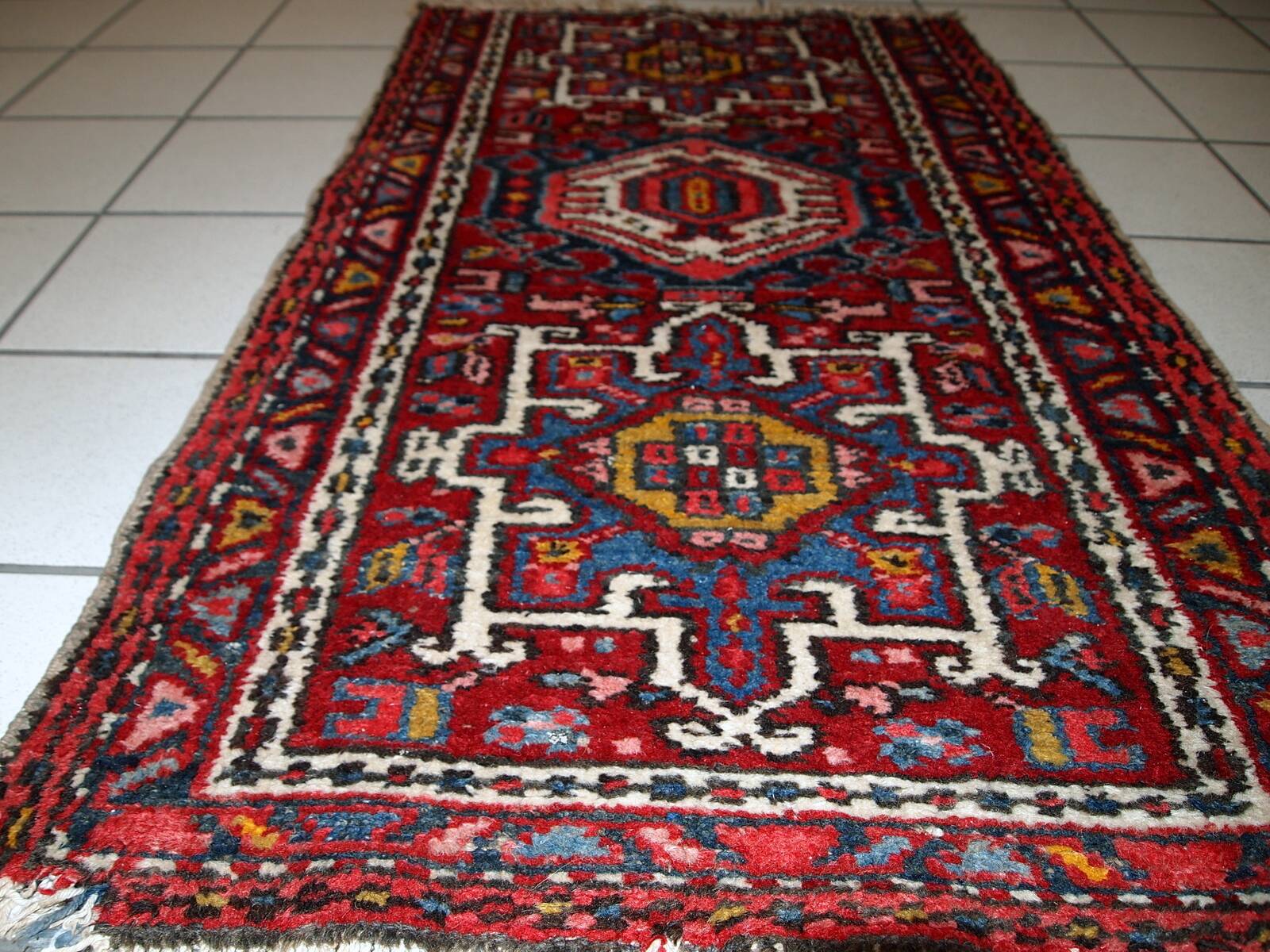 Tapis Antique Karajeh en Laine, Années 1920, Élégance et Tradition