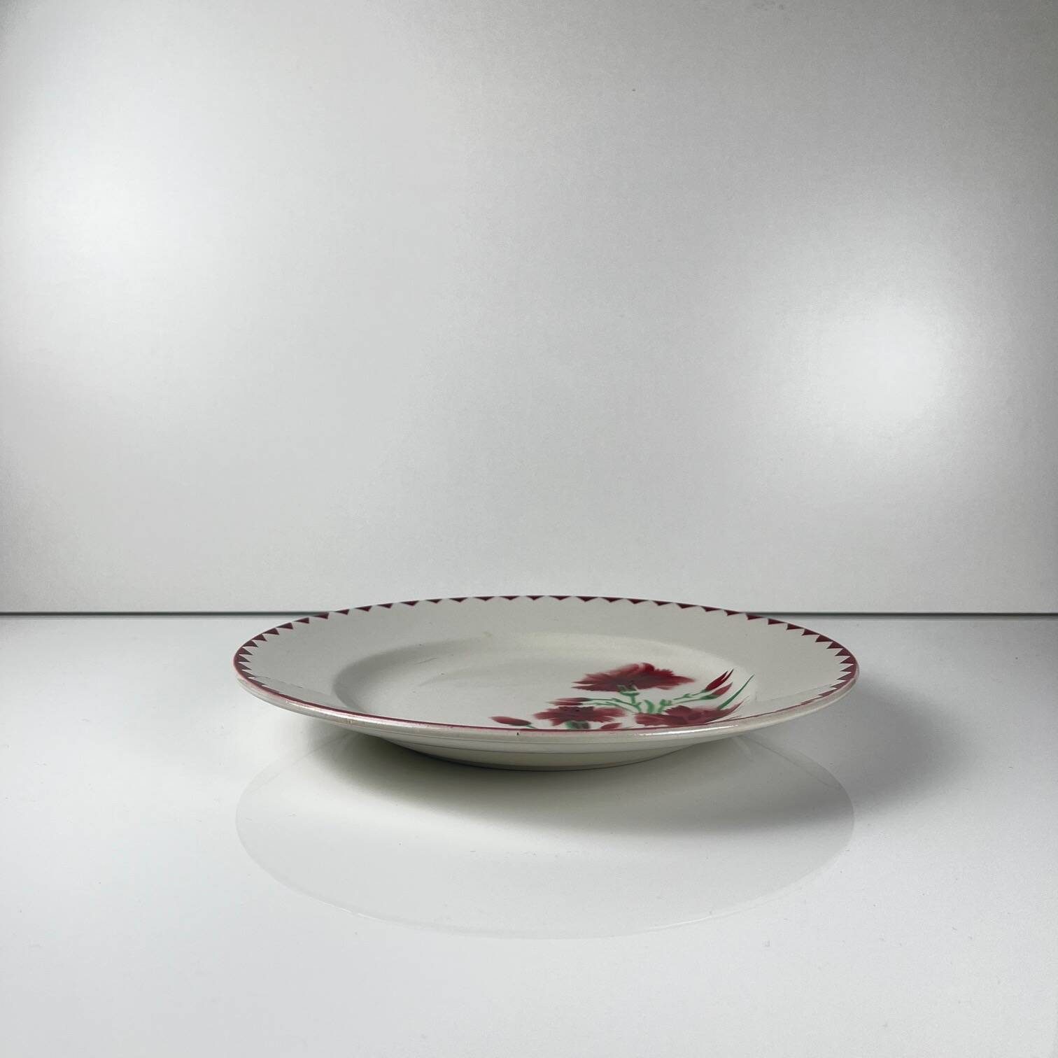 Round "Oeillet" dish Sarreguemines, 1920-50