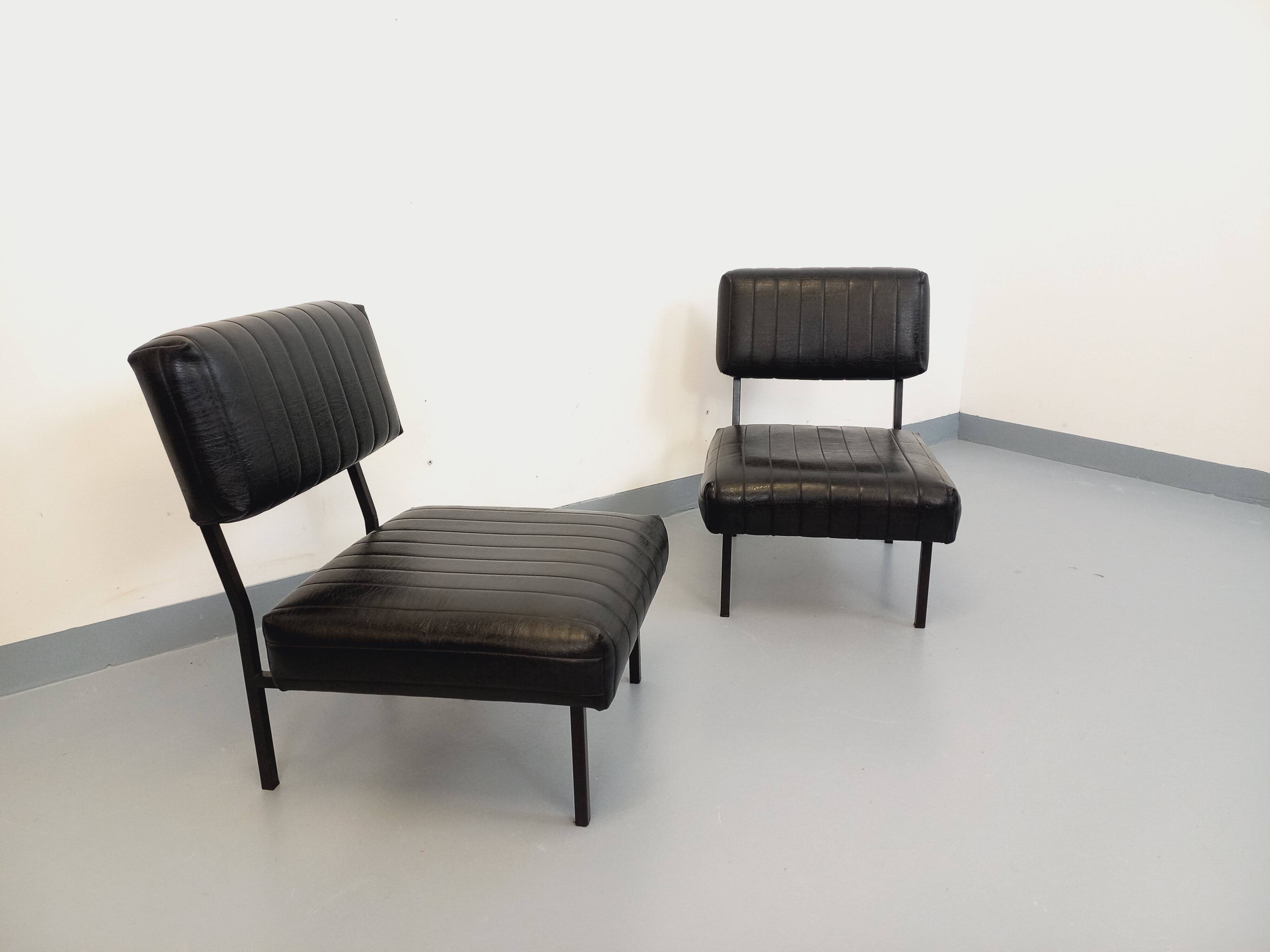 Set of 2 vintage modernist armchairs in black faux leather and metal.